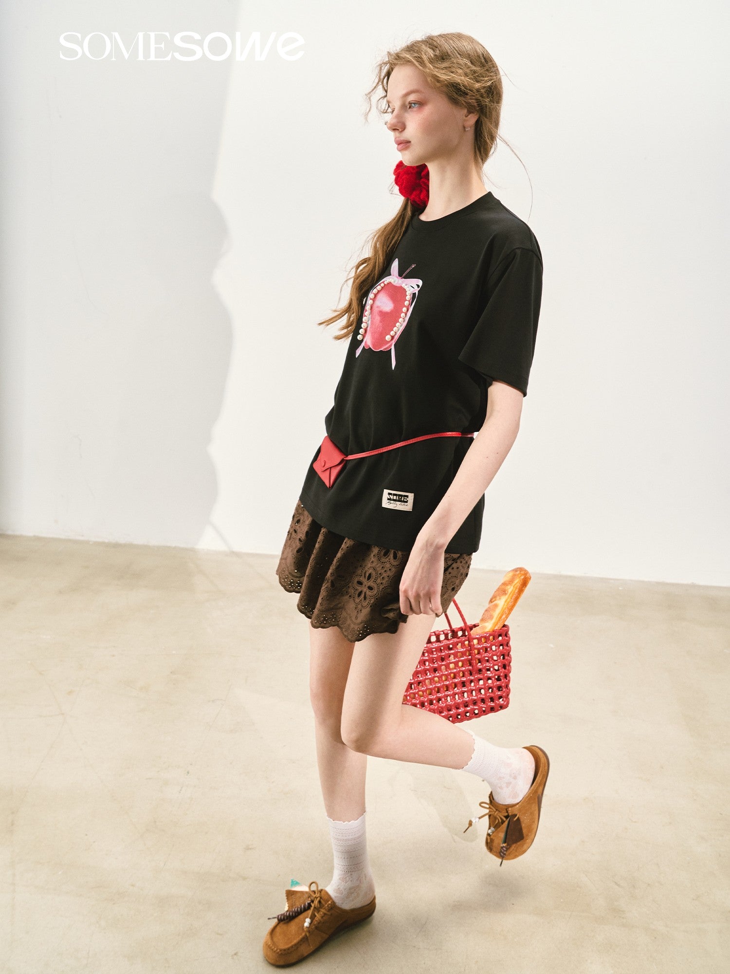 SOMESOWE S2508149 Apple print silhouette short sleeved T-shirt (2color)