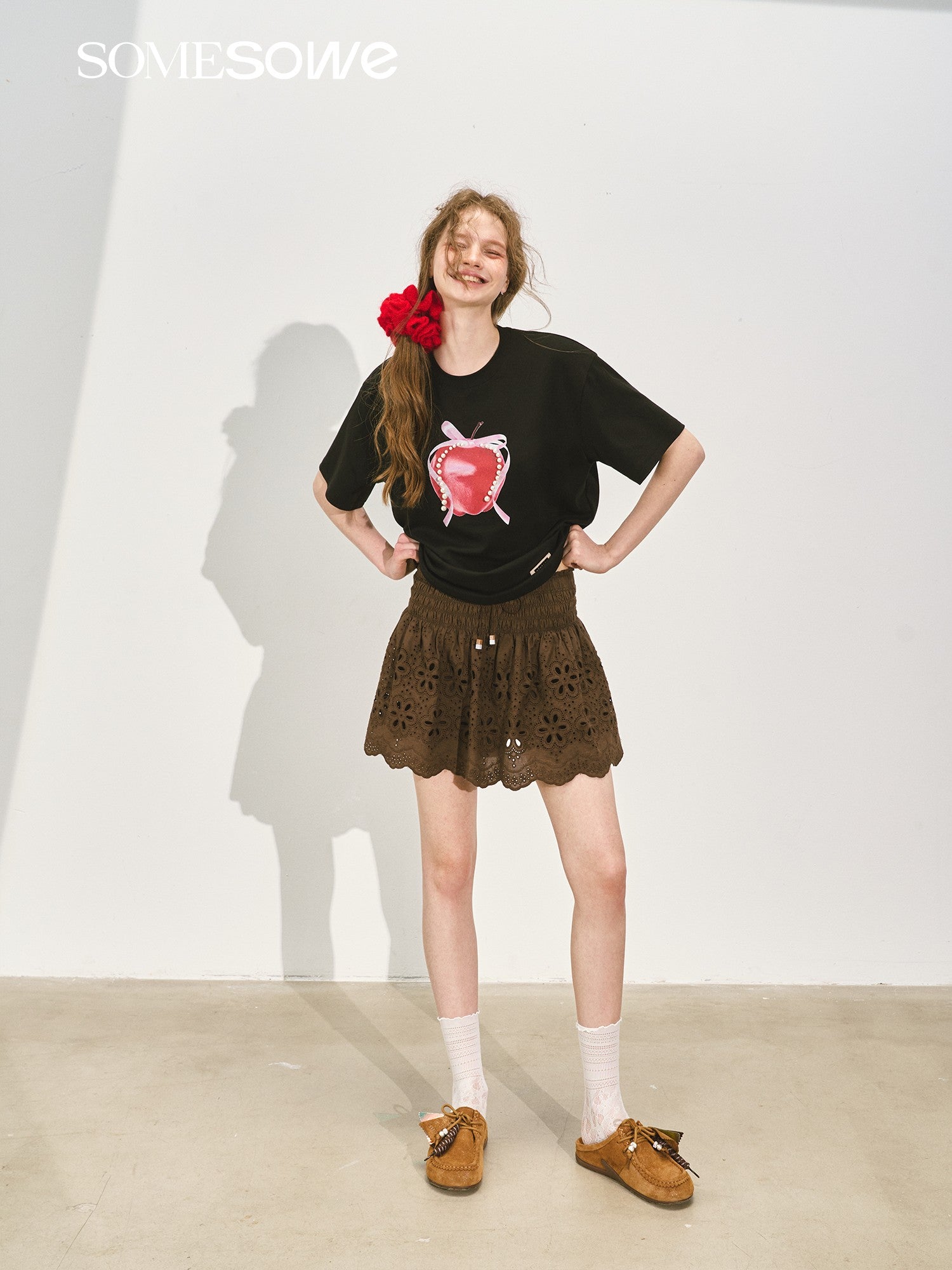 SOMESOWE S2508149 Apple print silhouette short sleeved T-shirt (2color)
