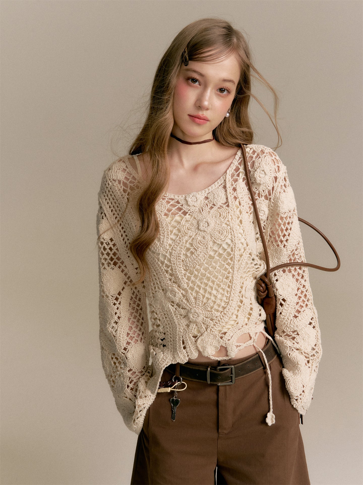 16DEWS 16D25287&16D2528 Knitted hollow jacquard pullover (with camisole) + Brown denim cropped pants