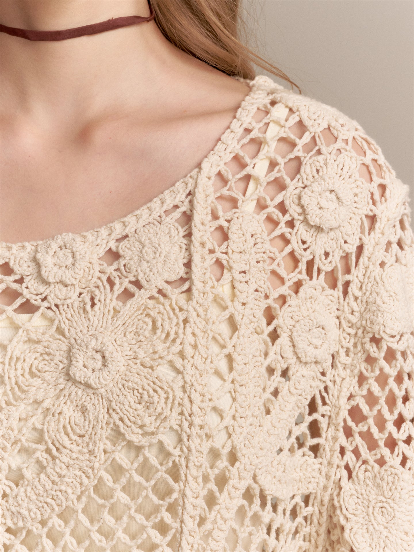 16DEWS 16D25287&16D2528 Knitted hollow jacquard pullover (with camisole) + Brown denim cropped pants