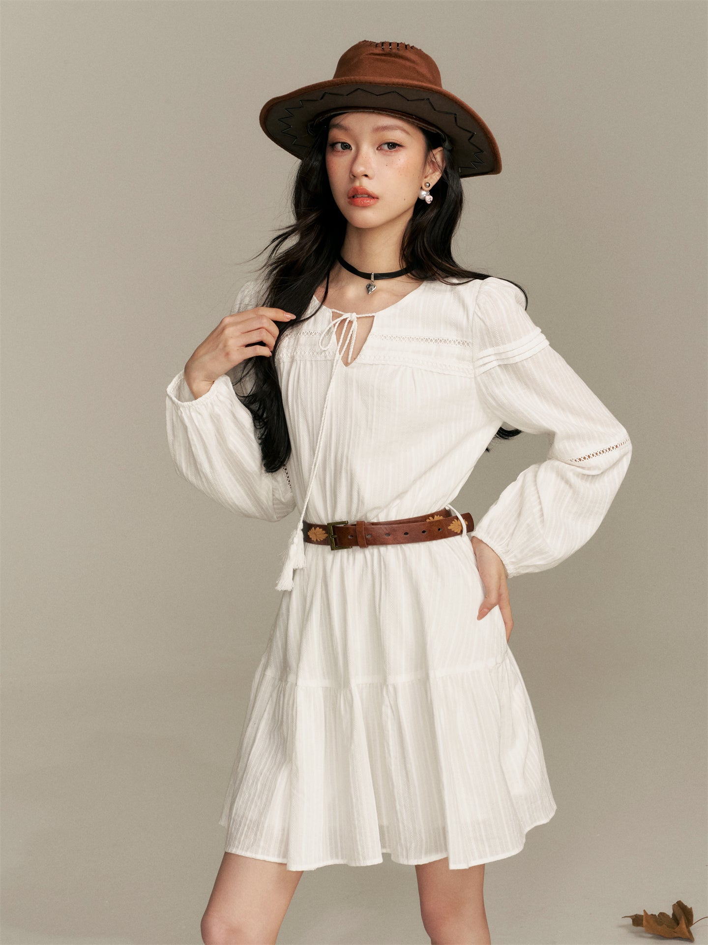 16DEWS 16D25363 Embroidered V-neck lace up dress (with belt)