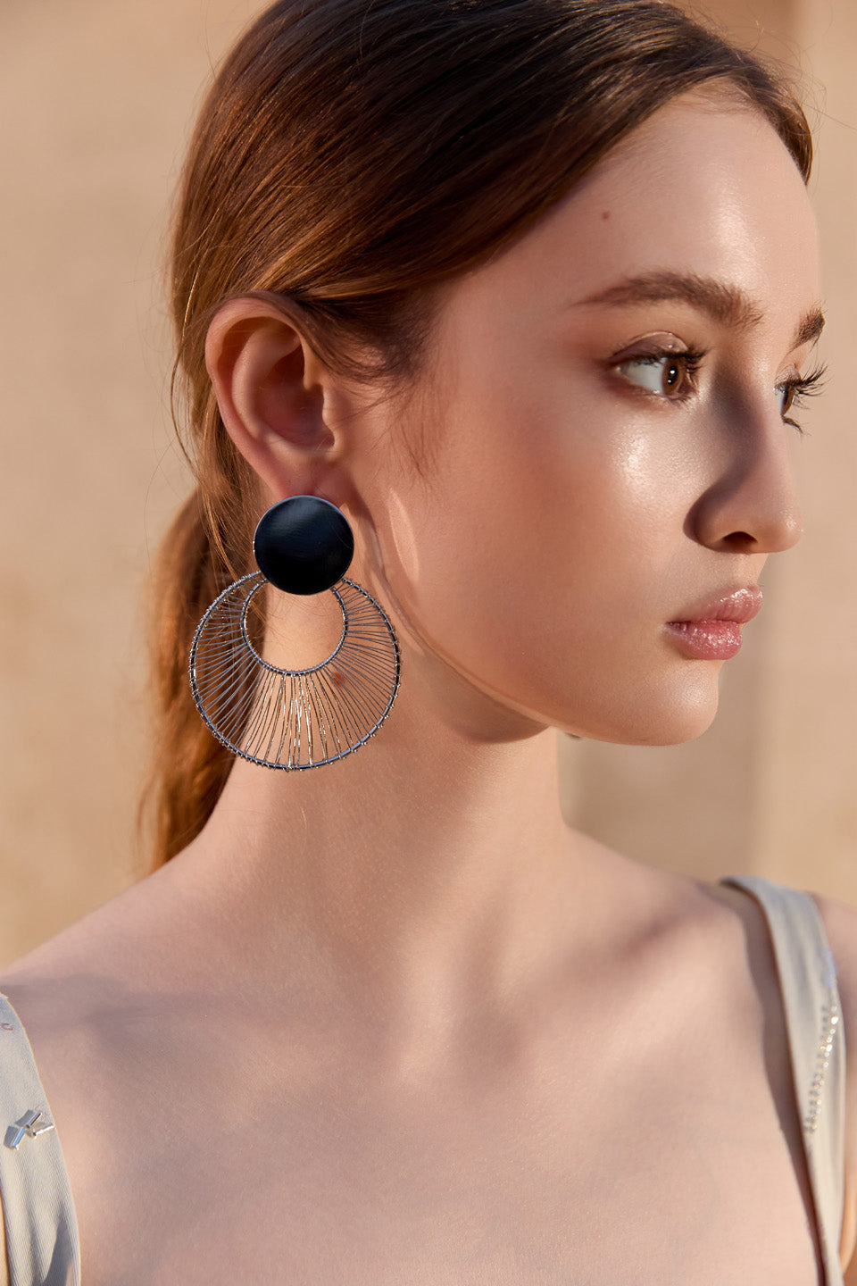 Wardrobes by chen Minimally hollowed out circular earrings