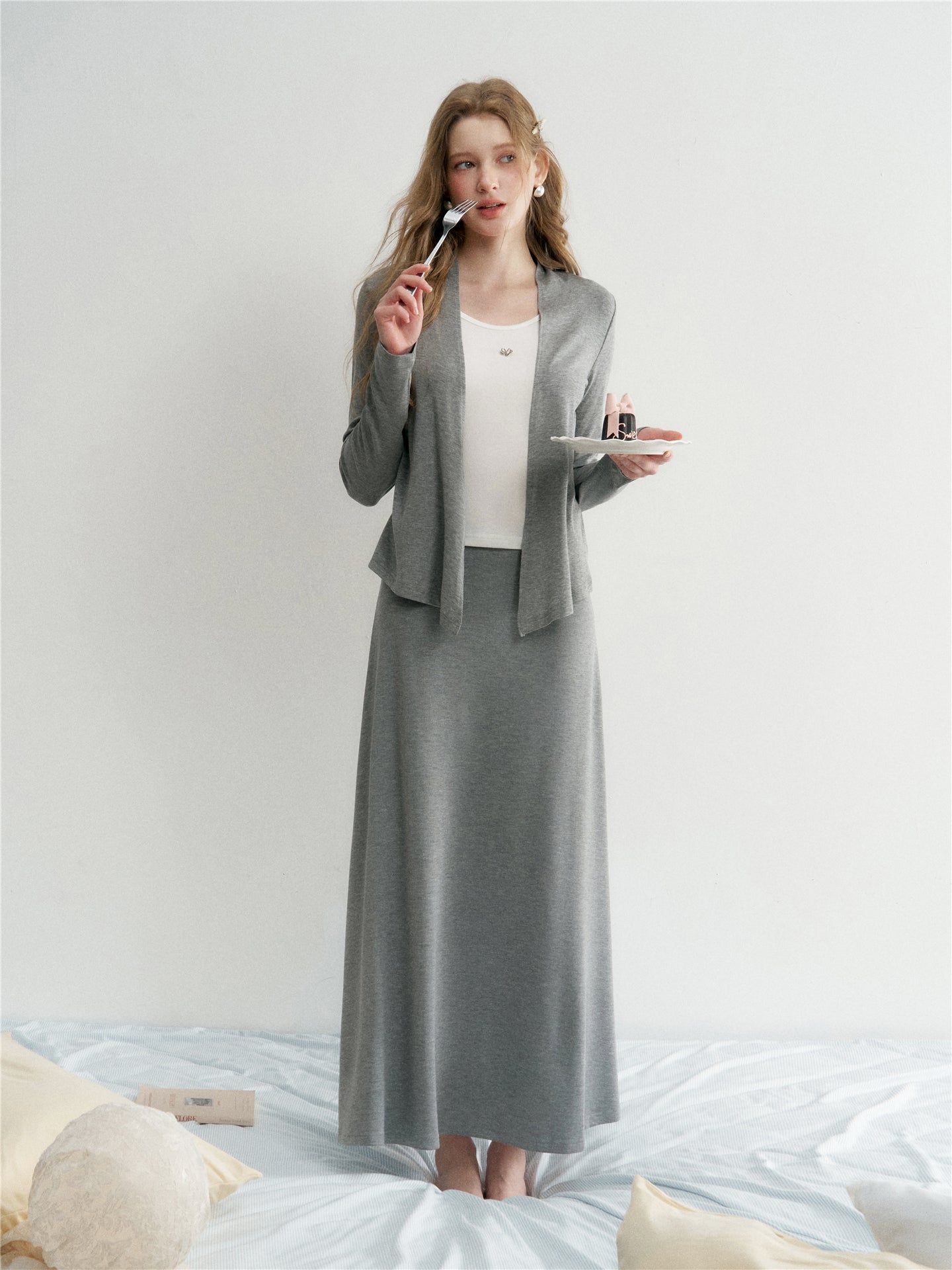 16DEWS 16D26037&16D26038 Fake two knitted round neck cardigan + skirt