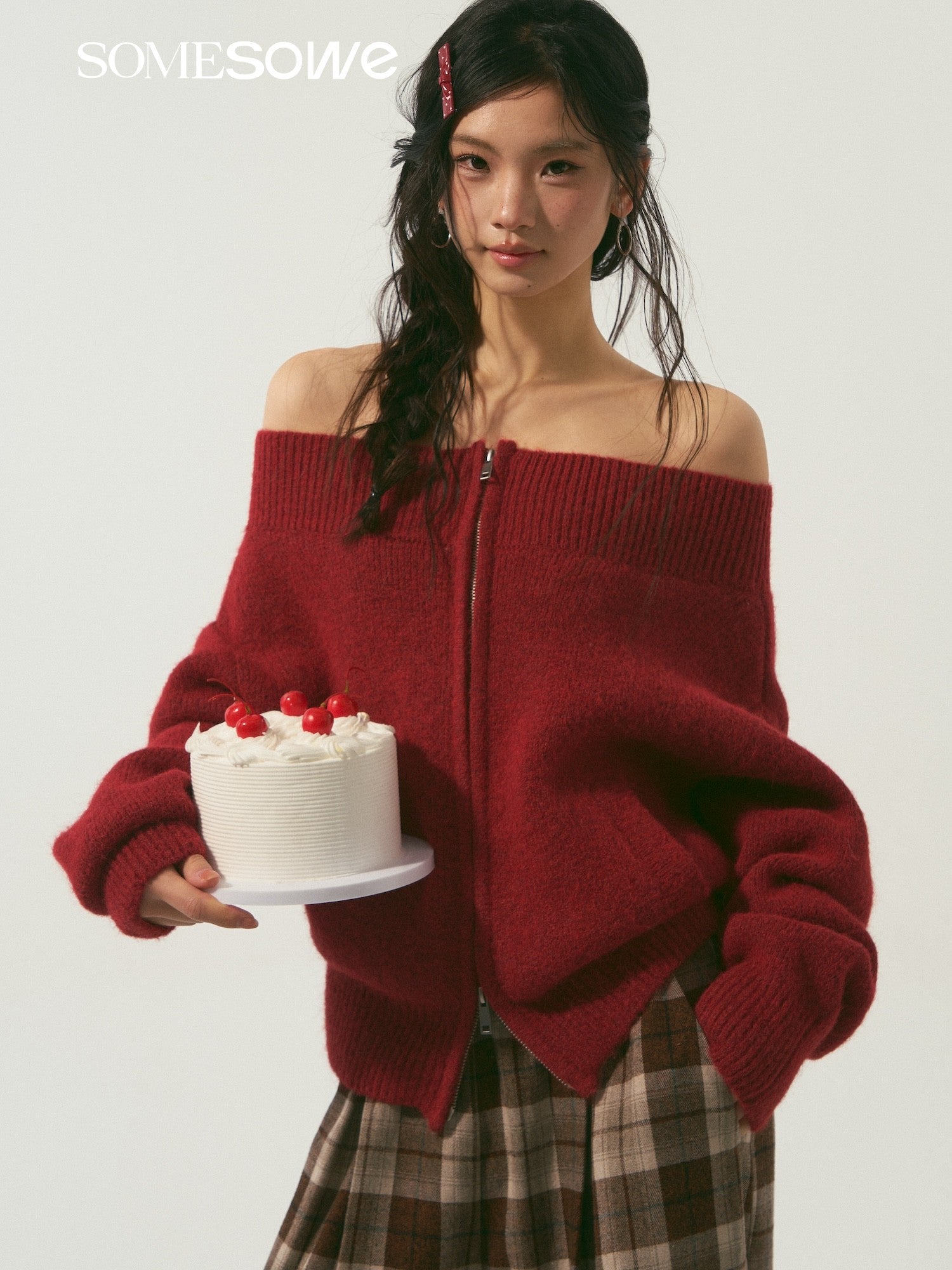 SOMESOWE S2509009 Off shoulder zipper cardigan