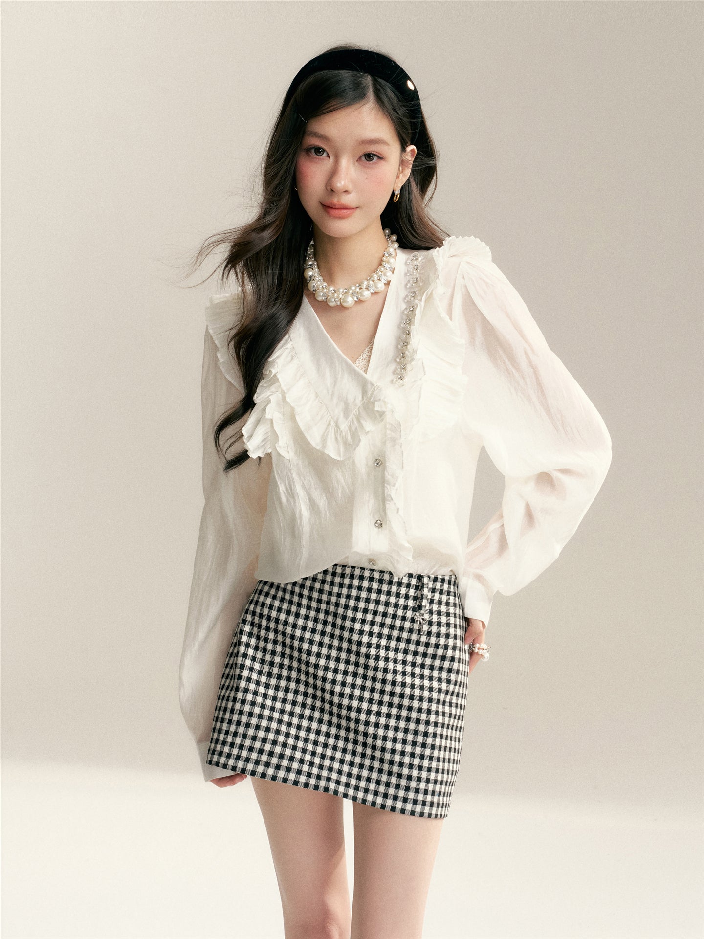 16DEWS 16D26023 Asymmetric V-neck long sleeved shirt with pleated edges