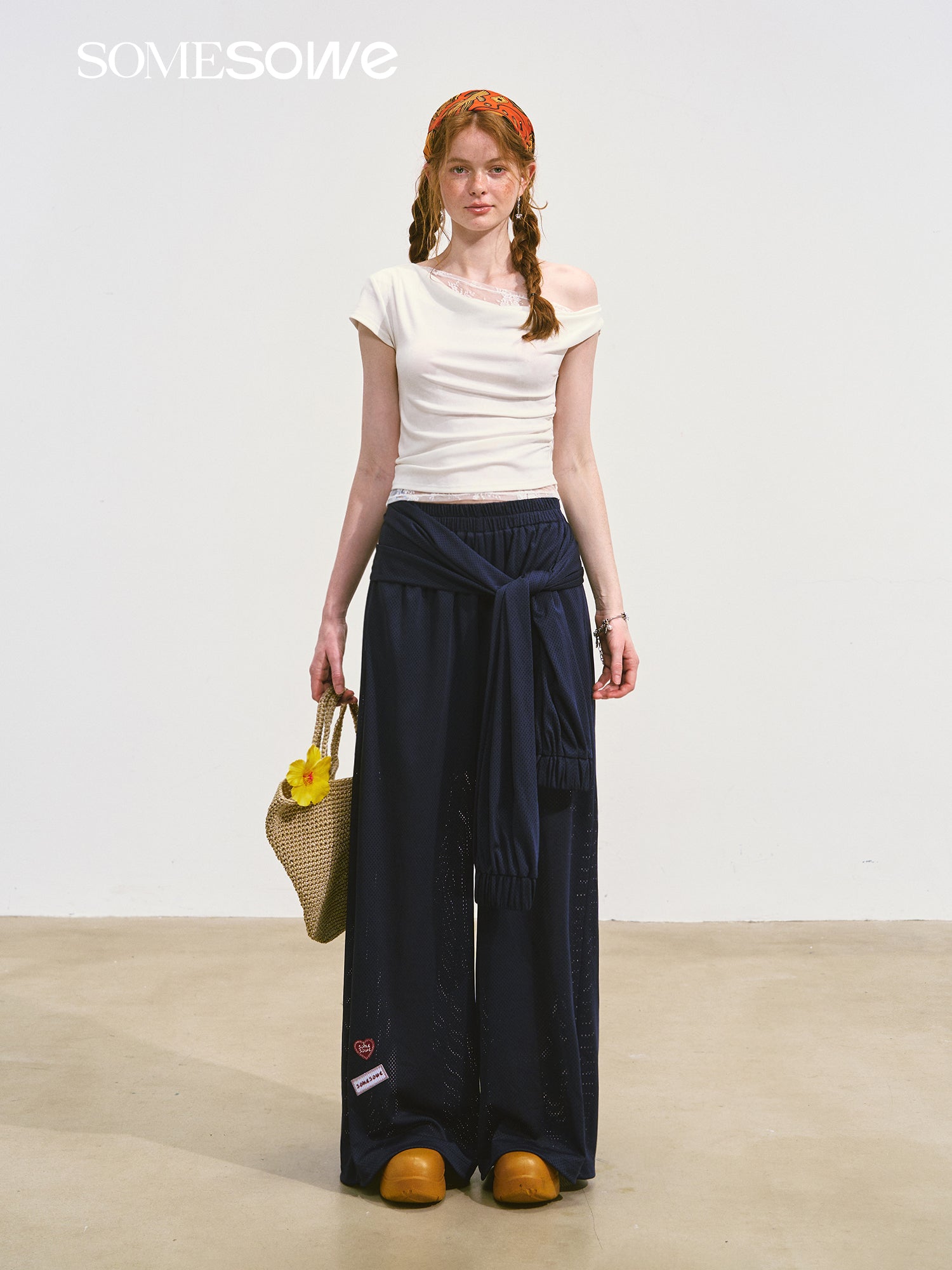 SOMESOWE S2508090 One shoulder swing collar top