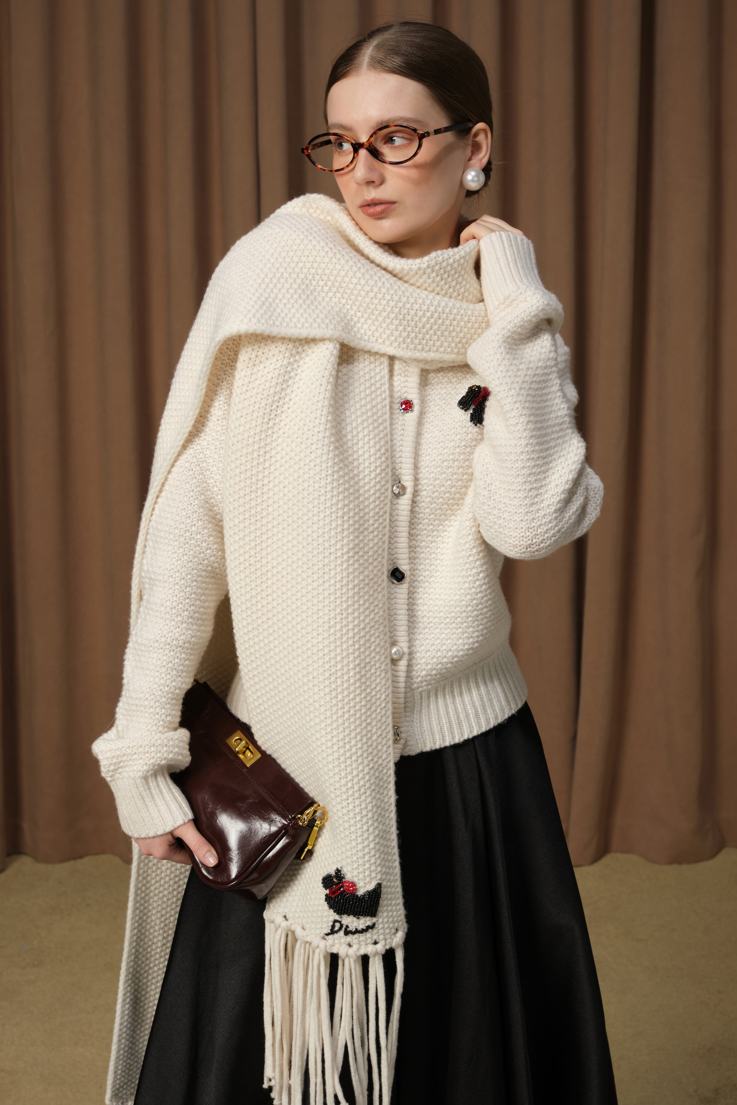 DIANA VEVIVA D42W12YL662H / D42W12YL662W Grey Puppy Button Sweater