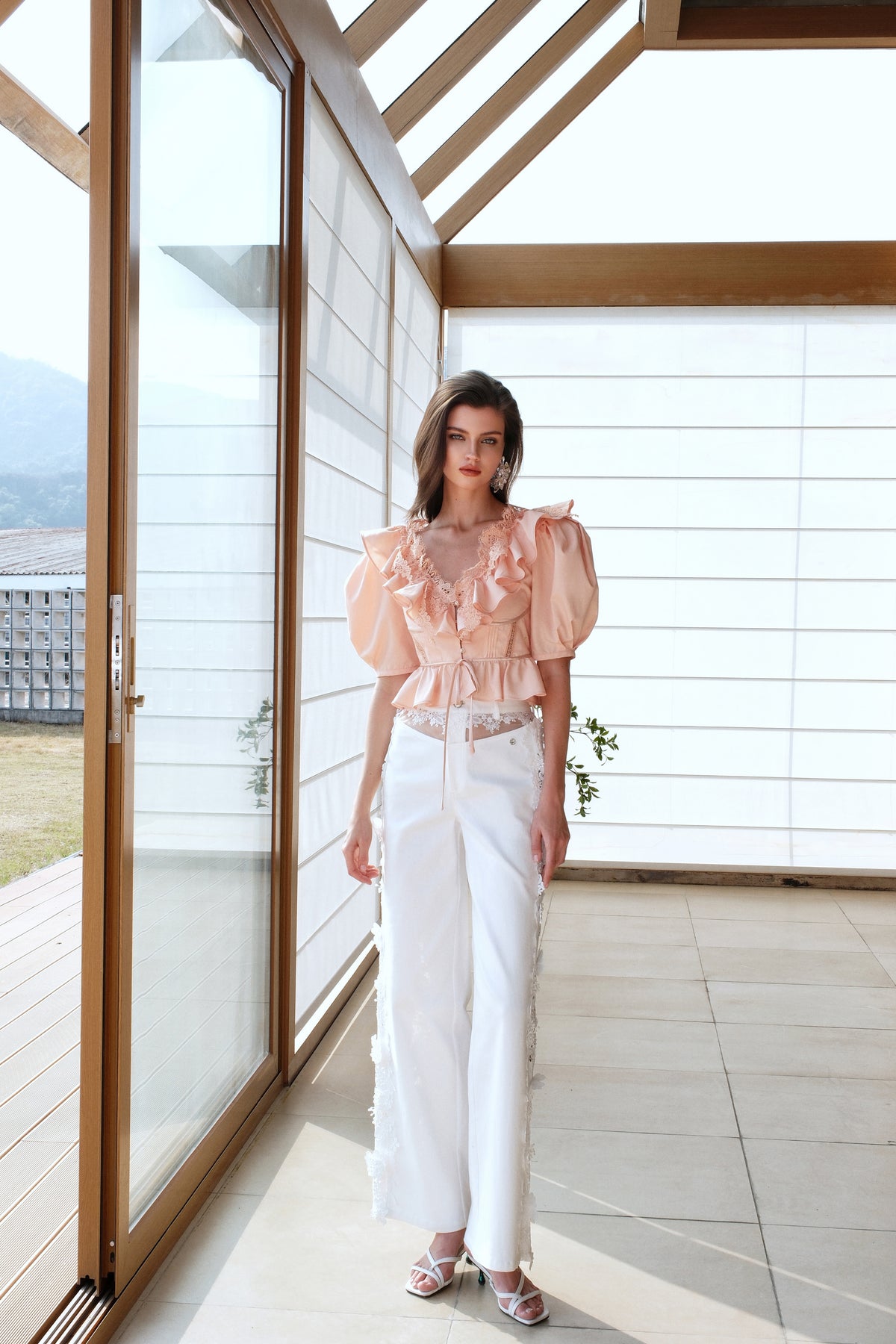 SHEERLUCK SLKZ25204 puff sleeve V-neck ruffled top(2color)