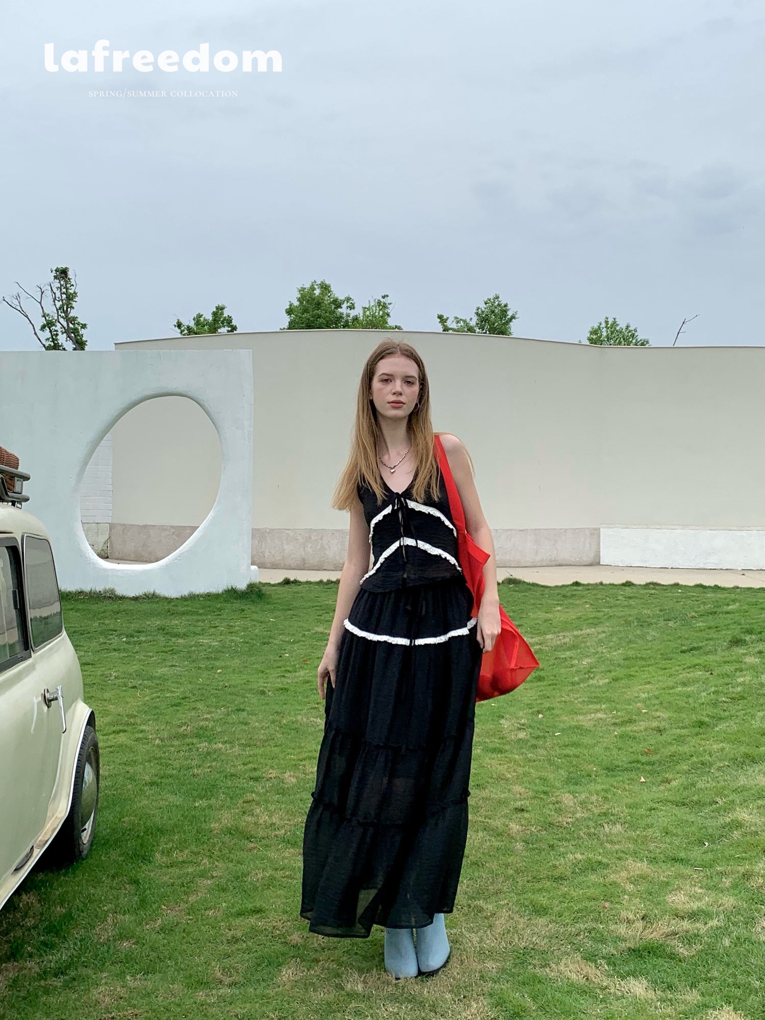 Lafreedom LAC350408&LAC350409 Vacation style halter neck top+lace patchwork skirt (2color)