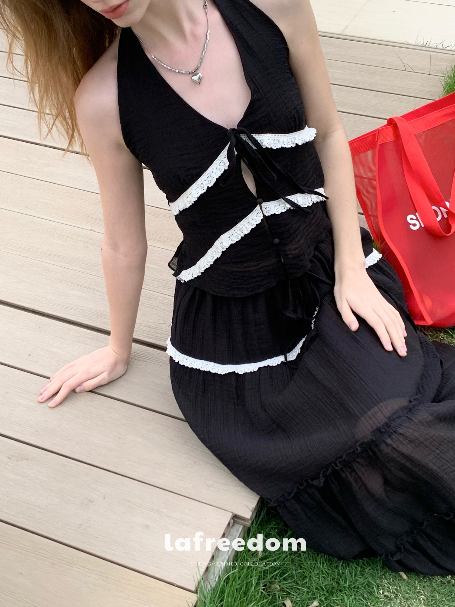 Lafreedom LAC350408&LAC350409 Vacation style halter neck top+lace patchwork skirt (2color)