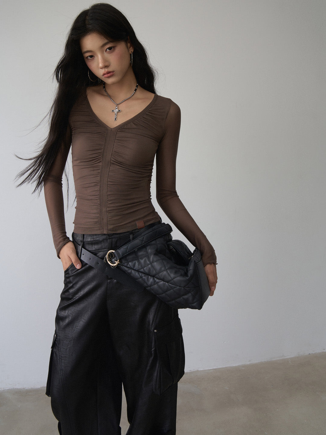 VIA PITTI VIABTP473 V-neck pleated mesh slim fit top