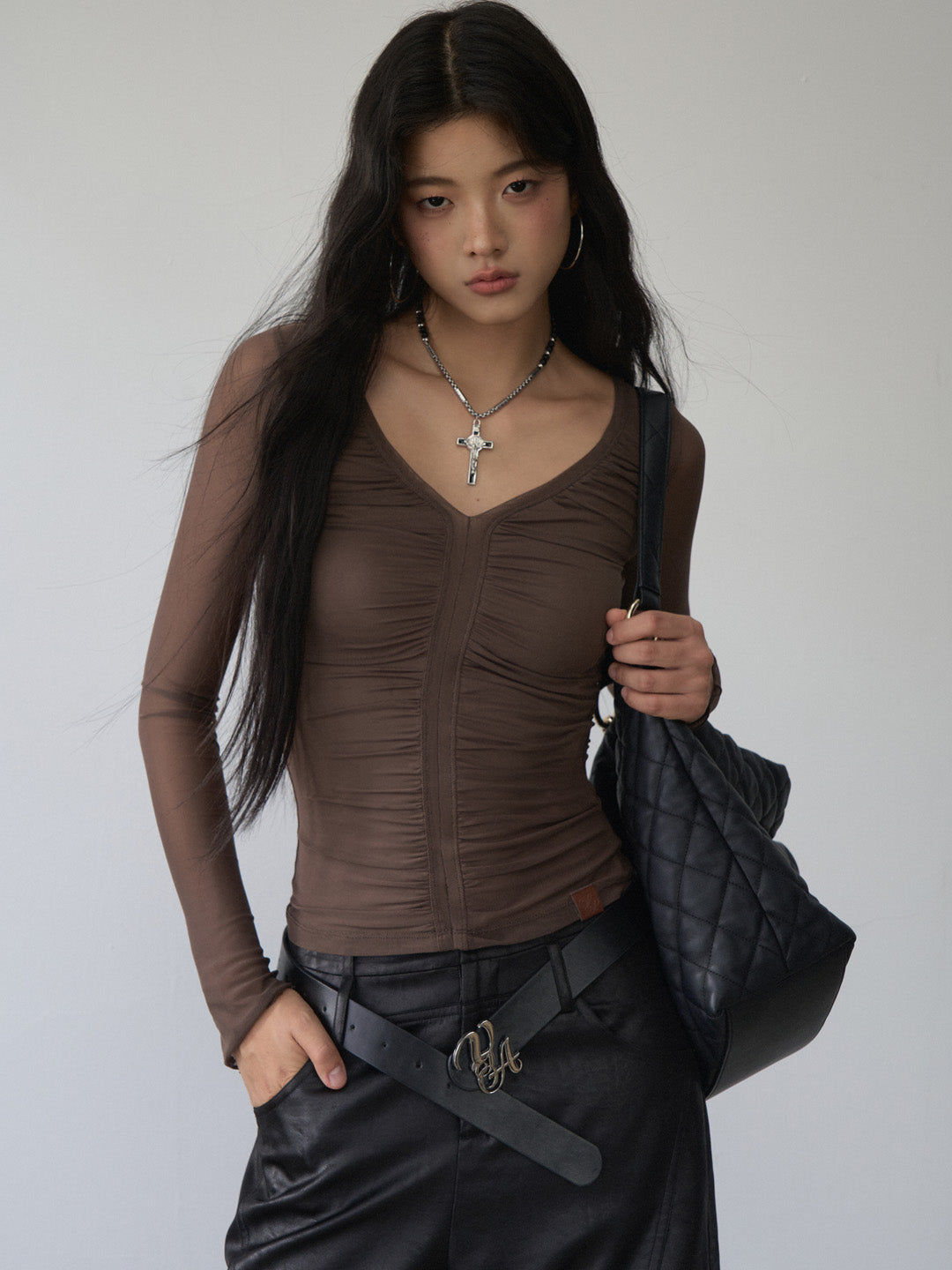 VIA PITTI VIABTP473 V-neck pleated mesh slim fit top