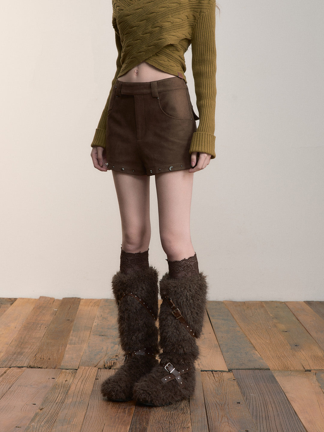 VIA PITTI VIACP521 Irregular rivet design versatile shorts