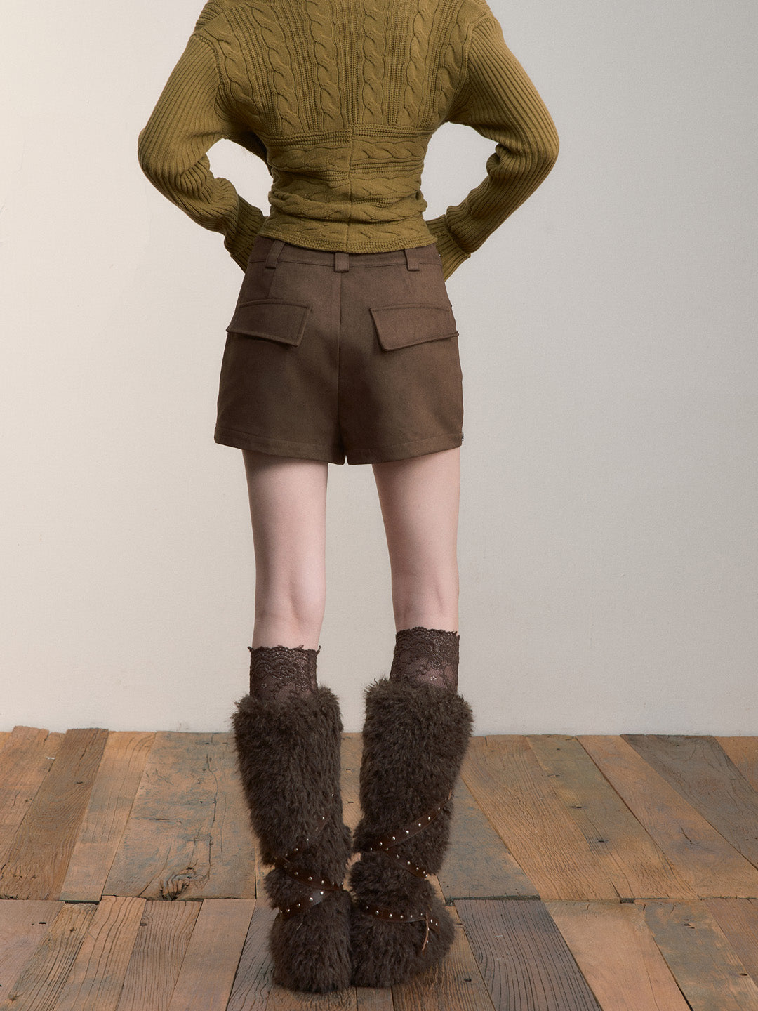 VIA PITTI VIACP521 Irregular rivet design versatile shorts