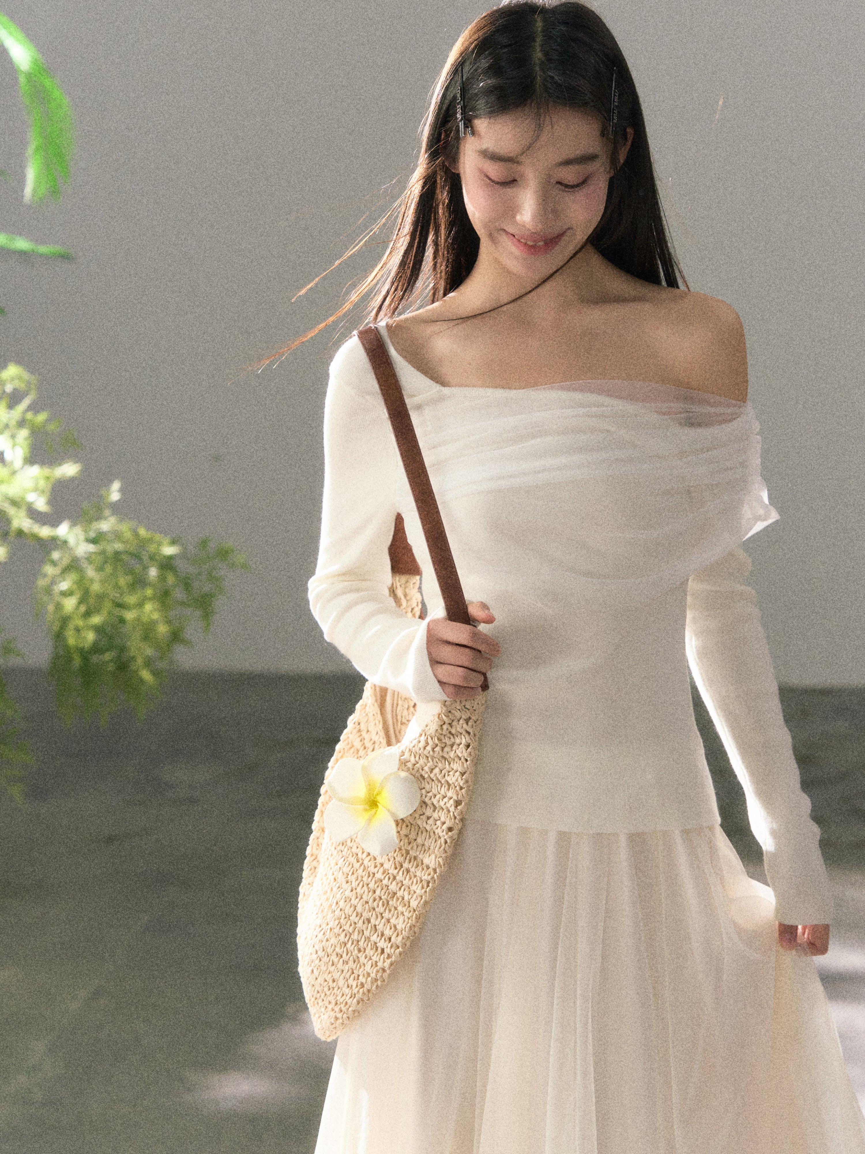 Lafreedom LAF360121 Off shoulder chiffon slim fit top(2color)