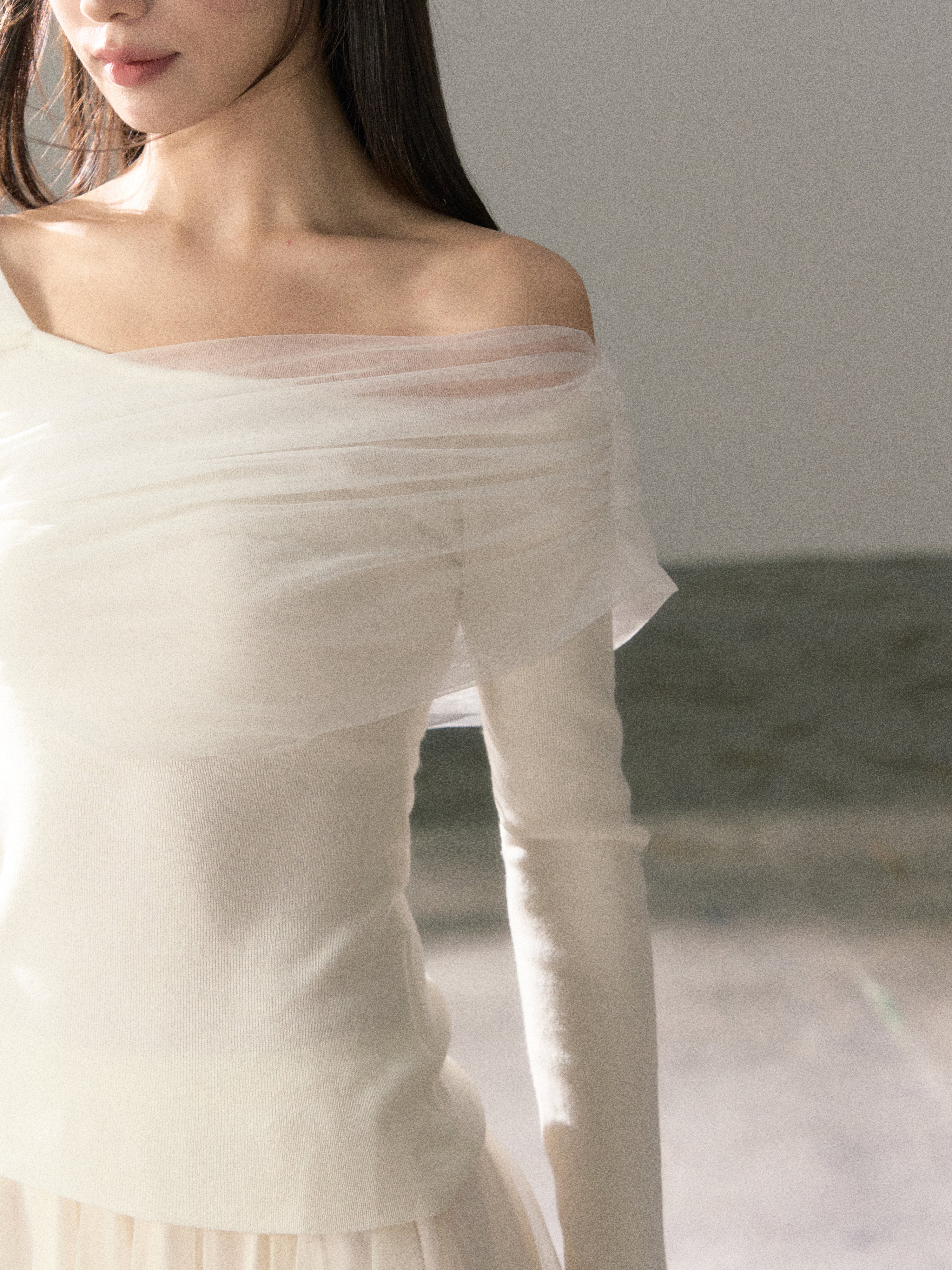 Lafreedom LAF360121 Off shoulder chiffon slim fit top(2color)