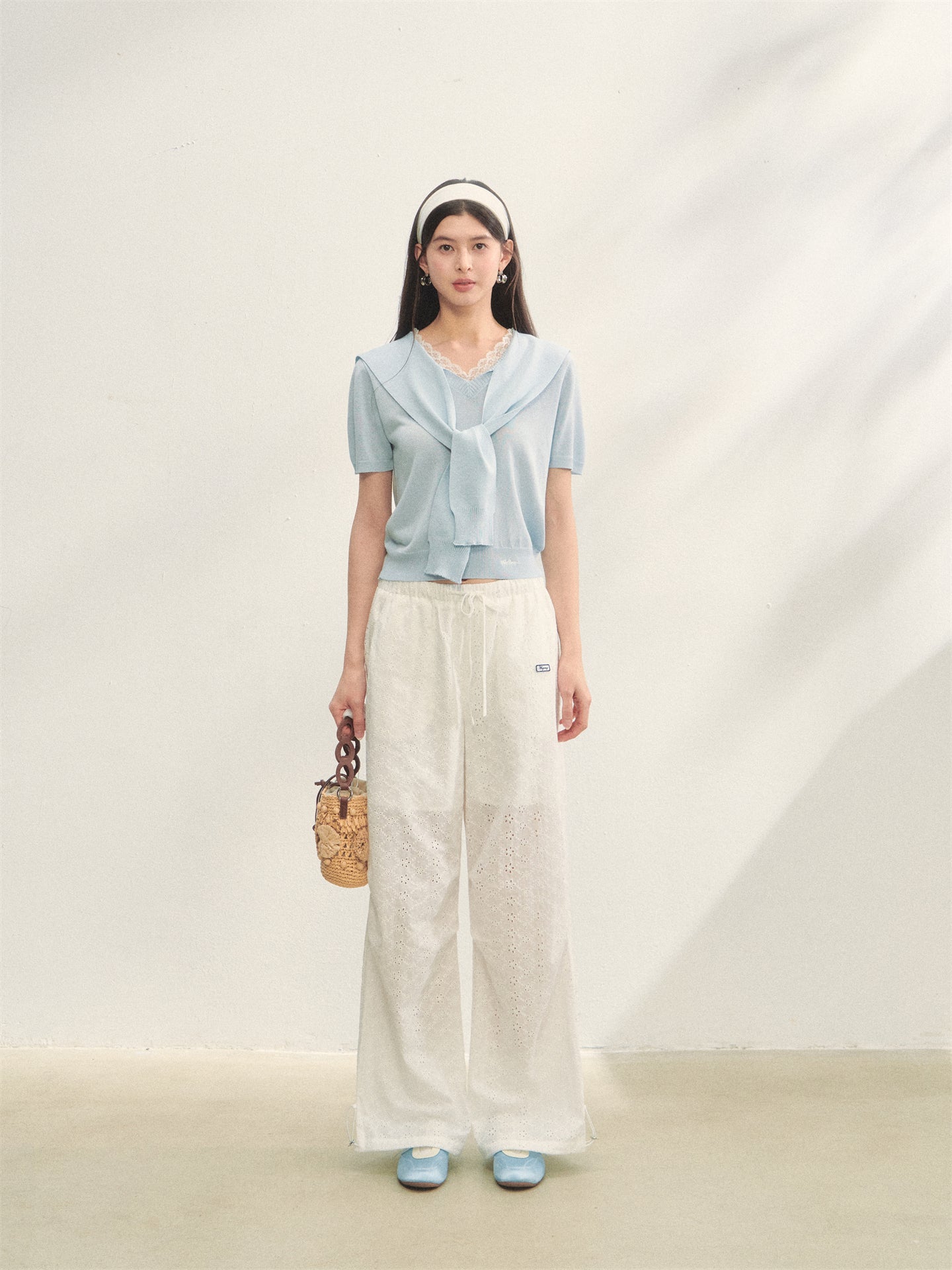 AsGony ASG25125 Splicing V-neck lace knit shawl top