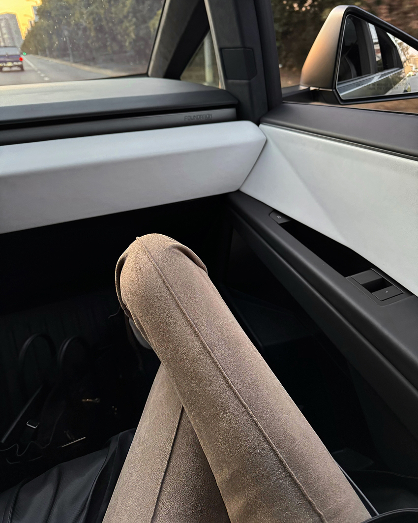 Guse Suede Slit Pants(2color)
