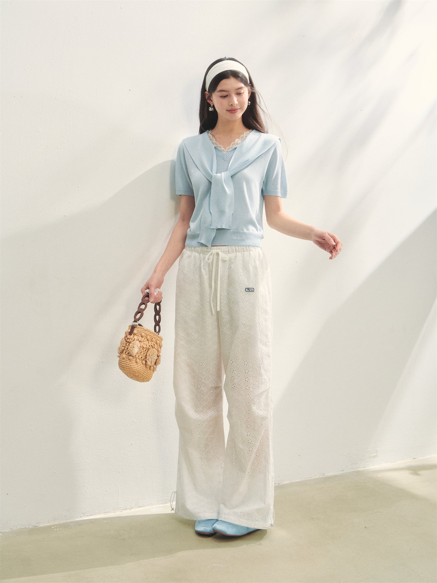 AsGony ASG25125 Splicing V-neck lace knit shawl top