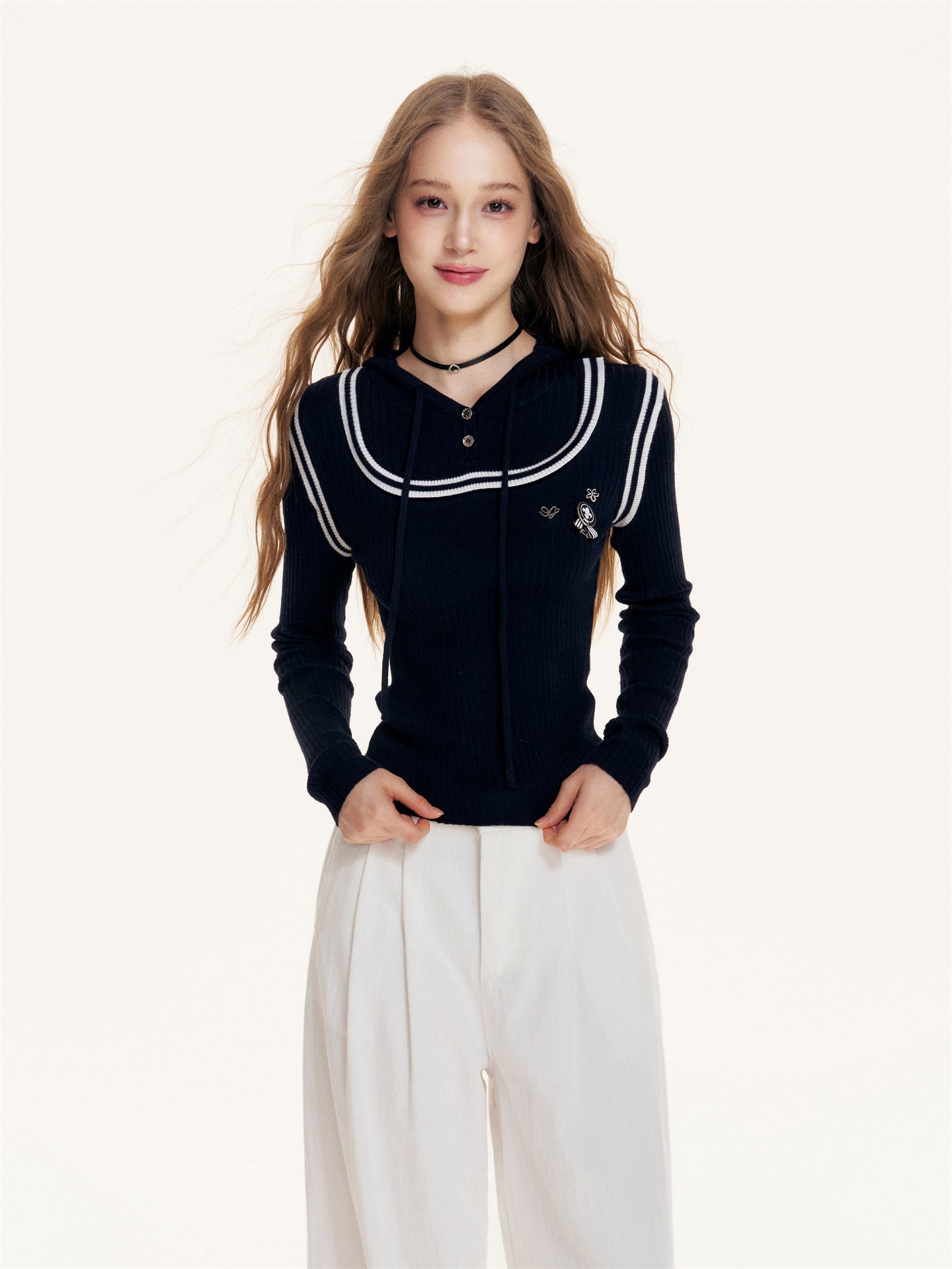 16DEWS 16D25410 Brooch design contrasting hooded knit sweater