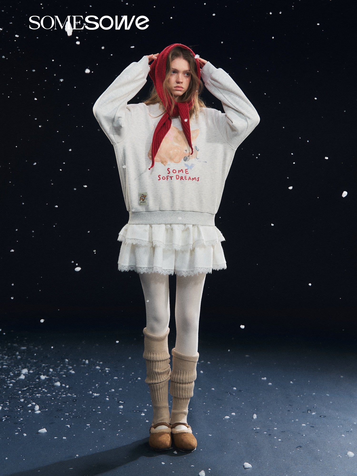 SOMESOWE S2508316 Little deer whispering round neck long sleeved hoodie