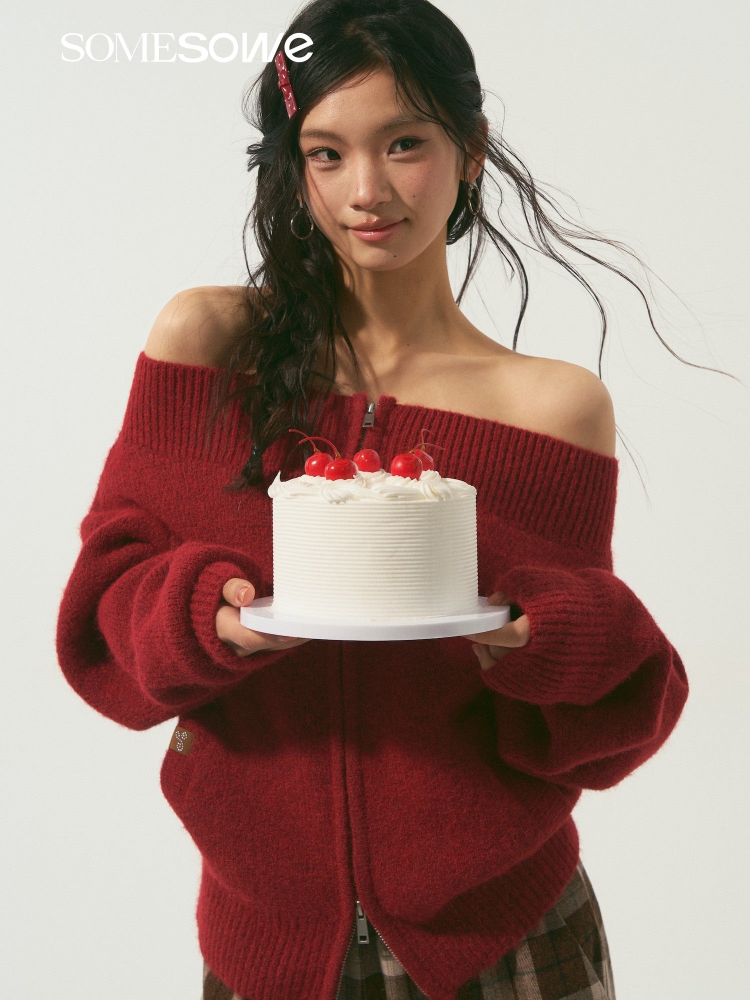 SOMESOWE S2509009 Off shoulder zipper cardigan