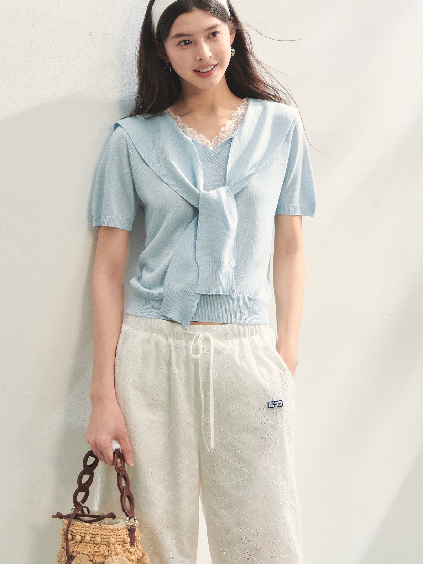 AsGony ASG25125 Splicing V-neck lace knit shawl top