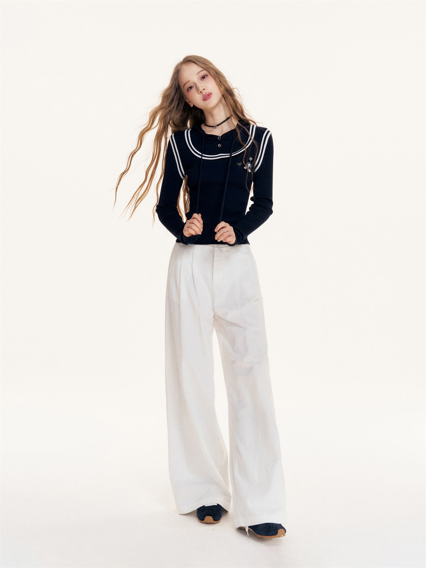 16DEWS 16D25410 Brooch design contrasting hooded knit sweater