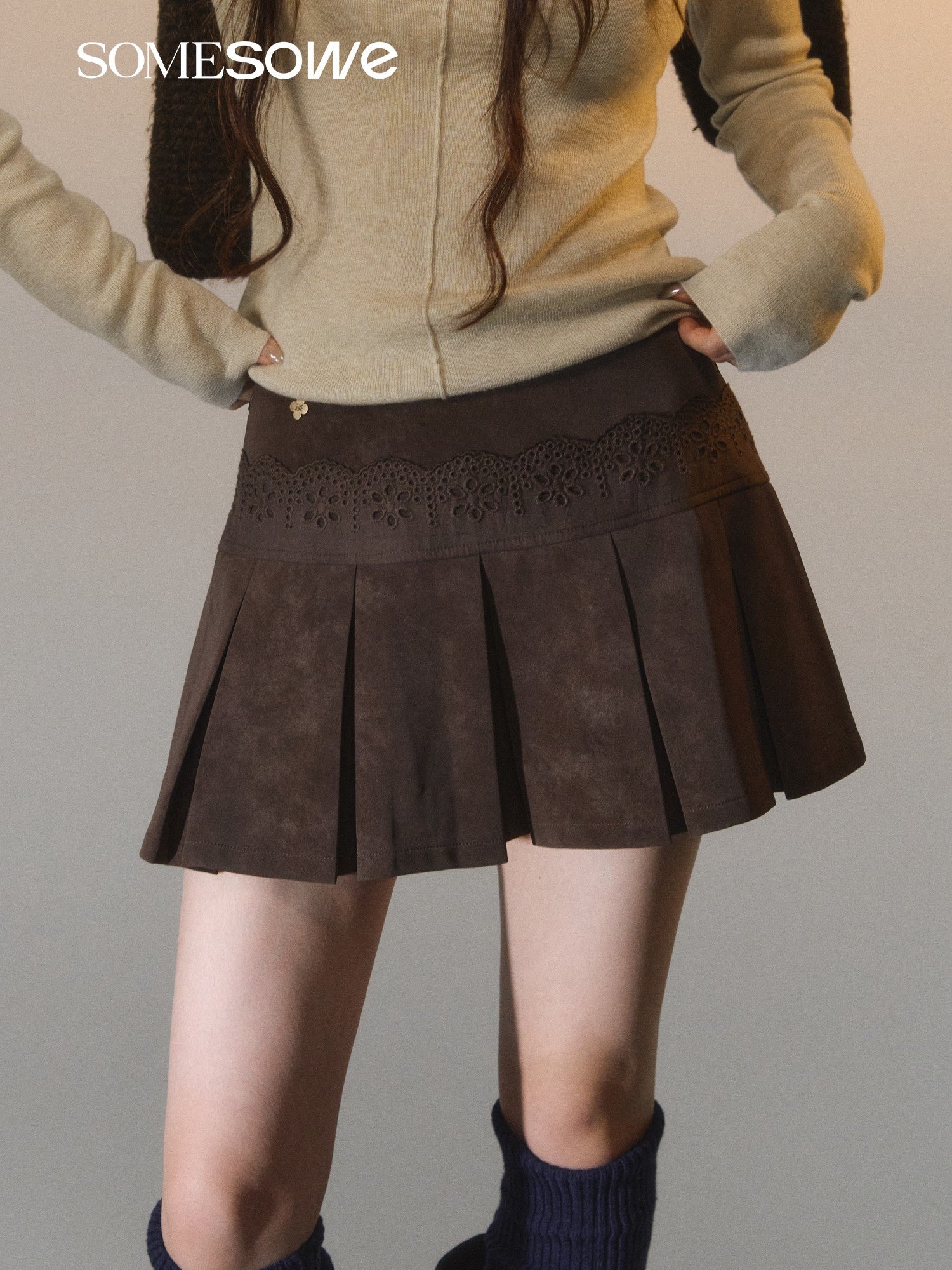 SOMESOWE S2508261 Lace patchwork velvet pleated leather short skirt
