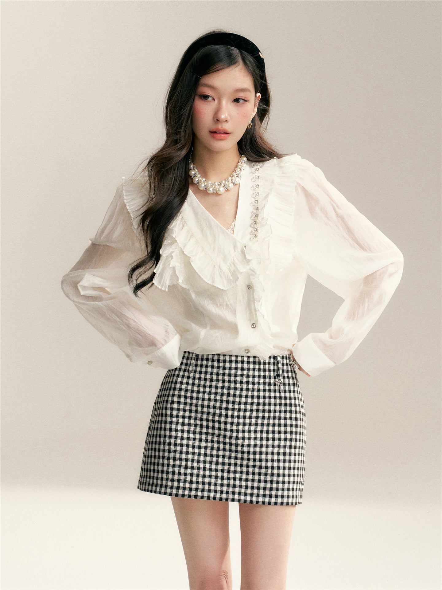 16DEWS 16D26023 Asymmetric V-neck long sleeved shirt with pleated edges