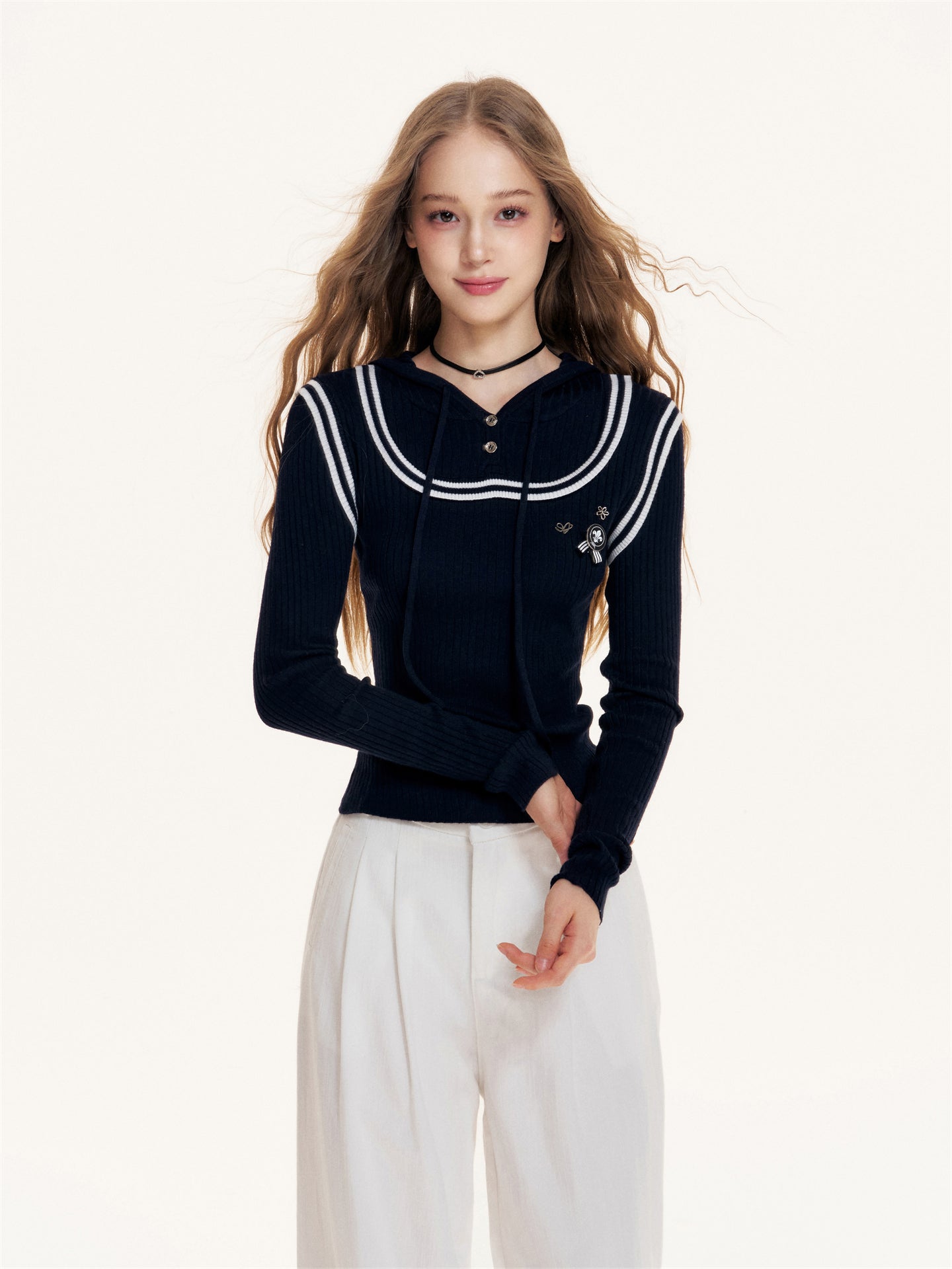 16DEWS 16D25410 Brooch design contrasting hooded knit sweater