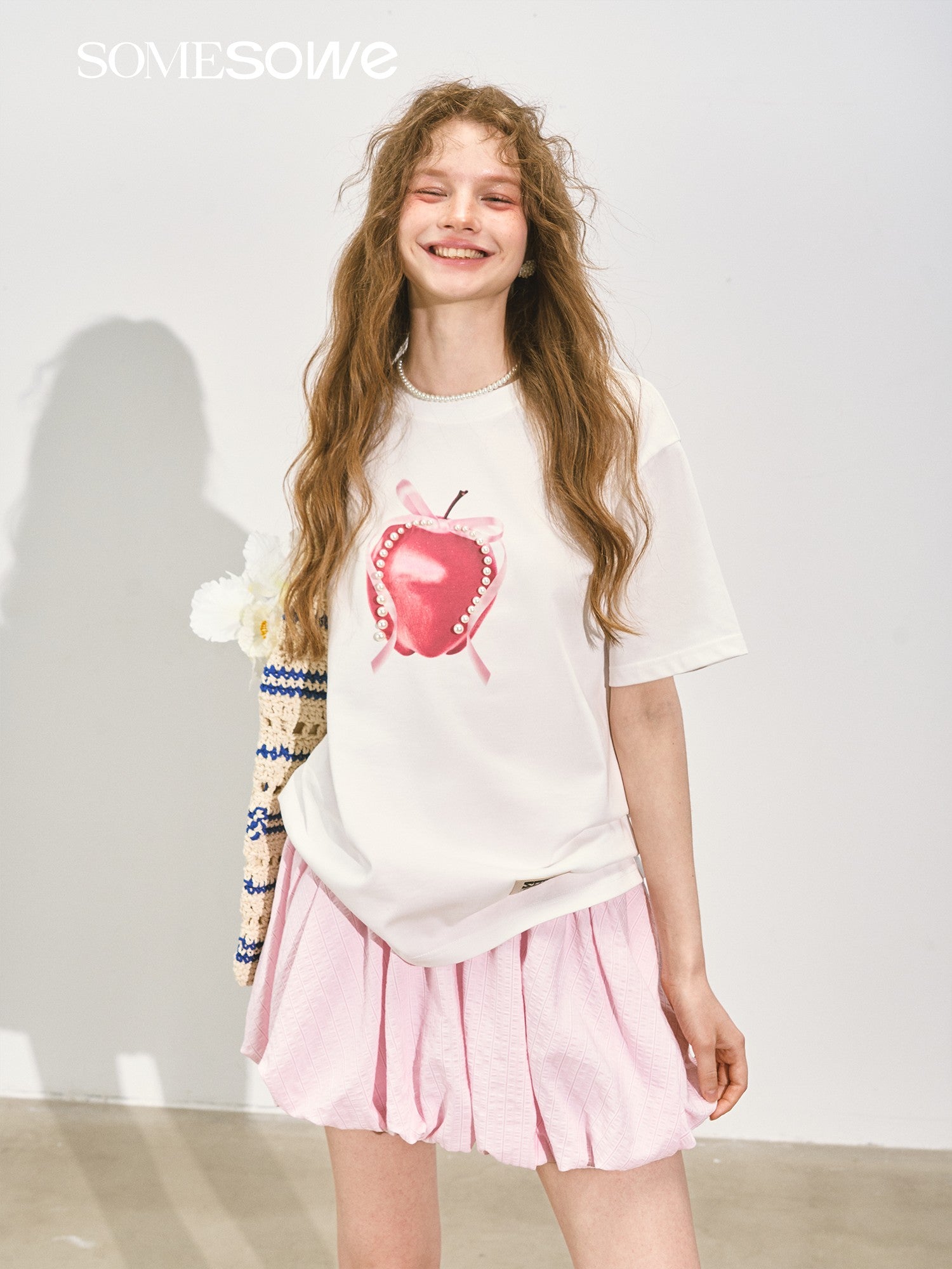 SOMESOWE S2508149 Apple print silhouette short sleeved T-shirt (2color)