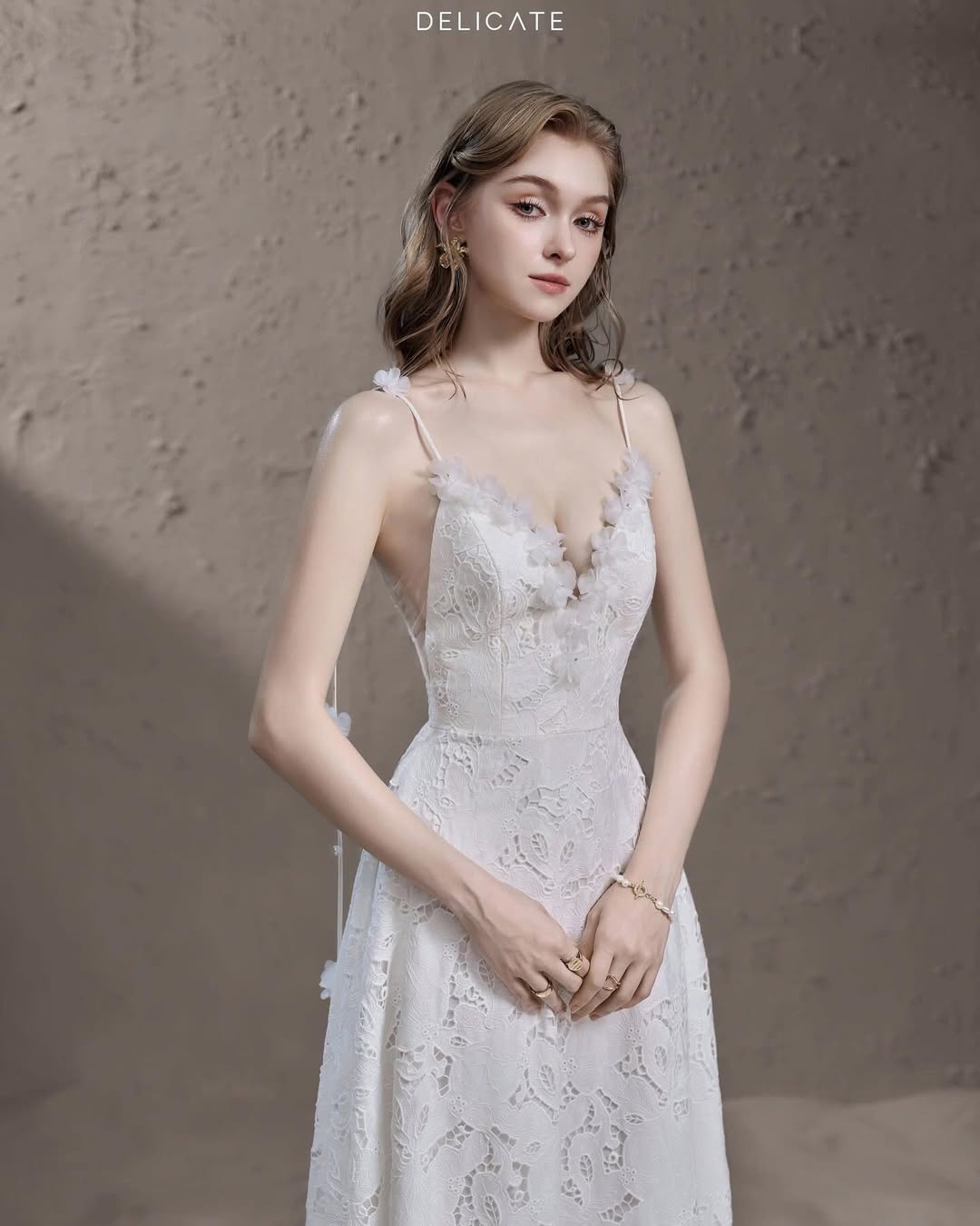 Delicate V-neck lace dress