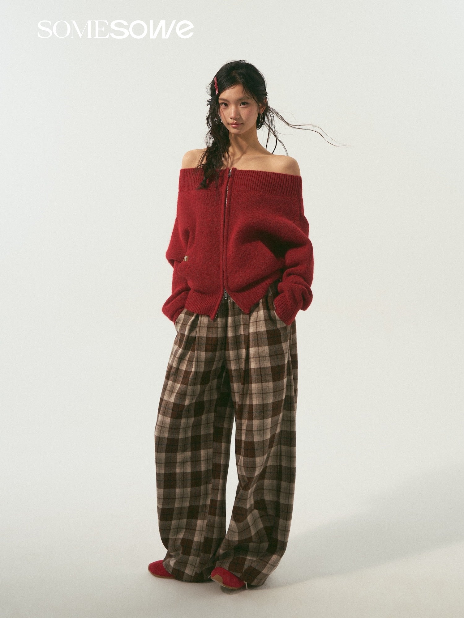 SOMESOWE S2509009 Off shoulder zipper cardigan