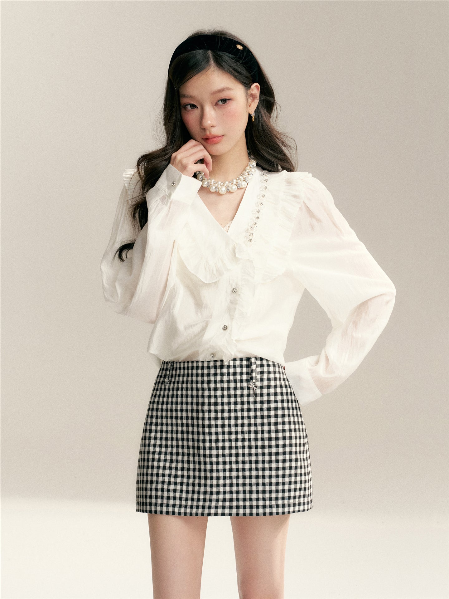 16DEWS 16D26023 Asymmetric V-neck long sleeved shirt with pleated edges