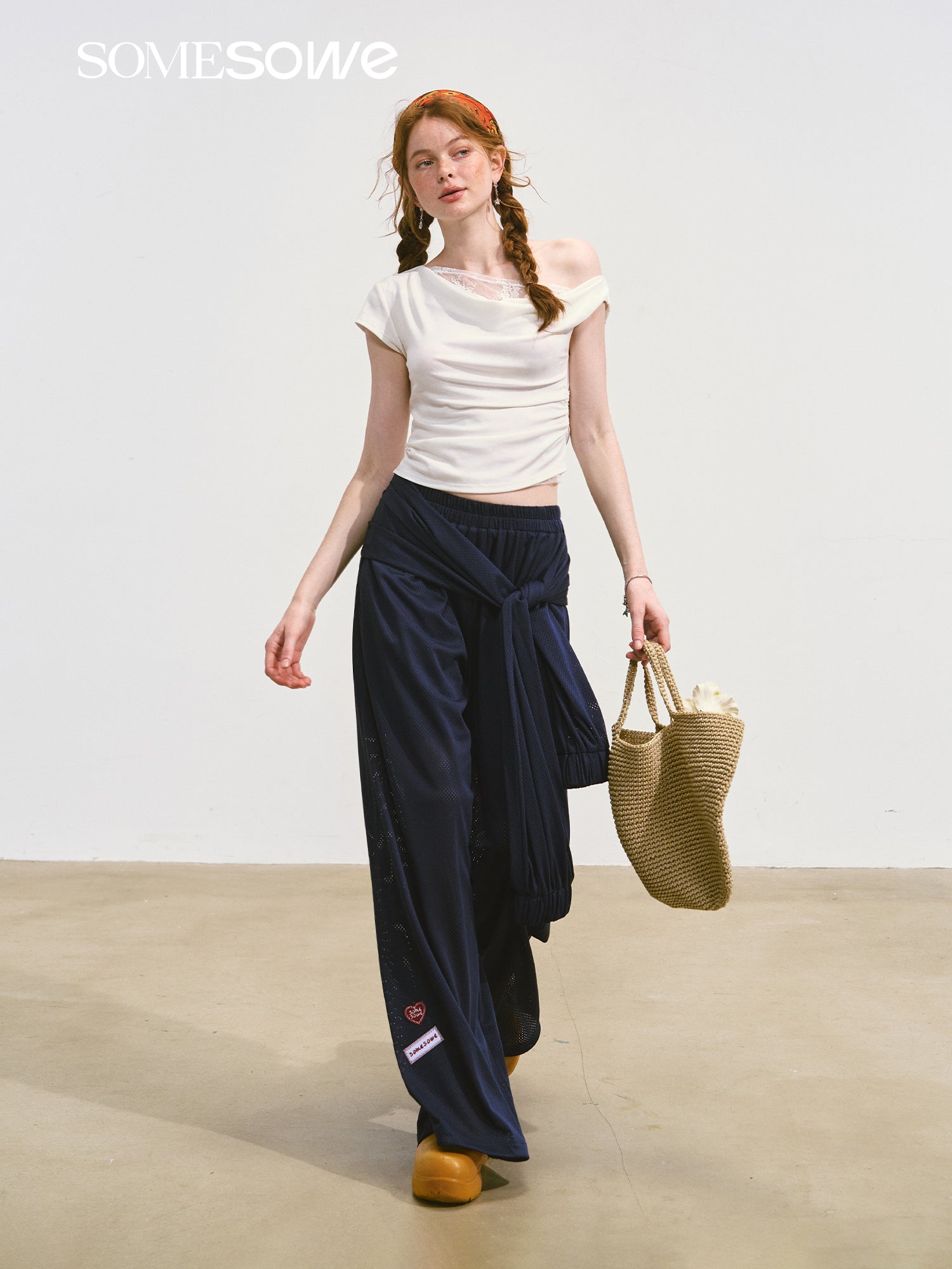 SOMESOWE S2508090 One shoulder swing collar top