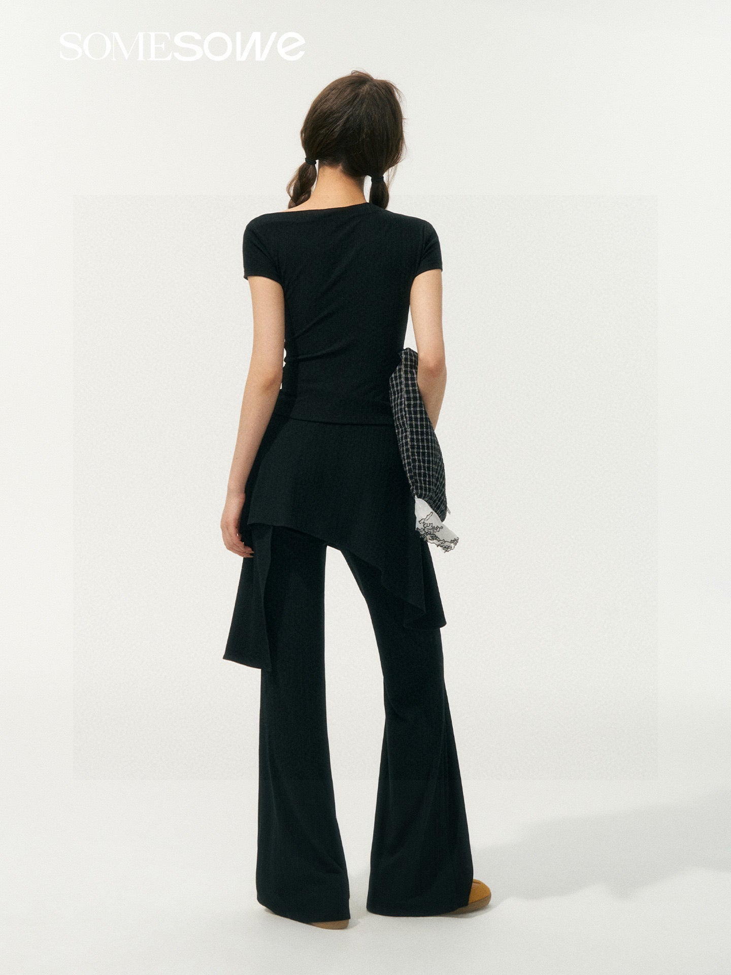 SOMESOWE S2508071 Asymmetrical Shoulder Ruched T-Shirt (2color)