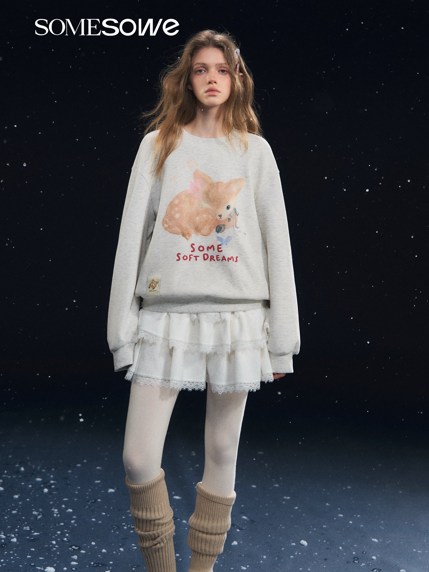SOMESOWE S2508316 Little deer whispering round neck long sleeved hoodie