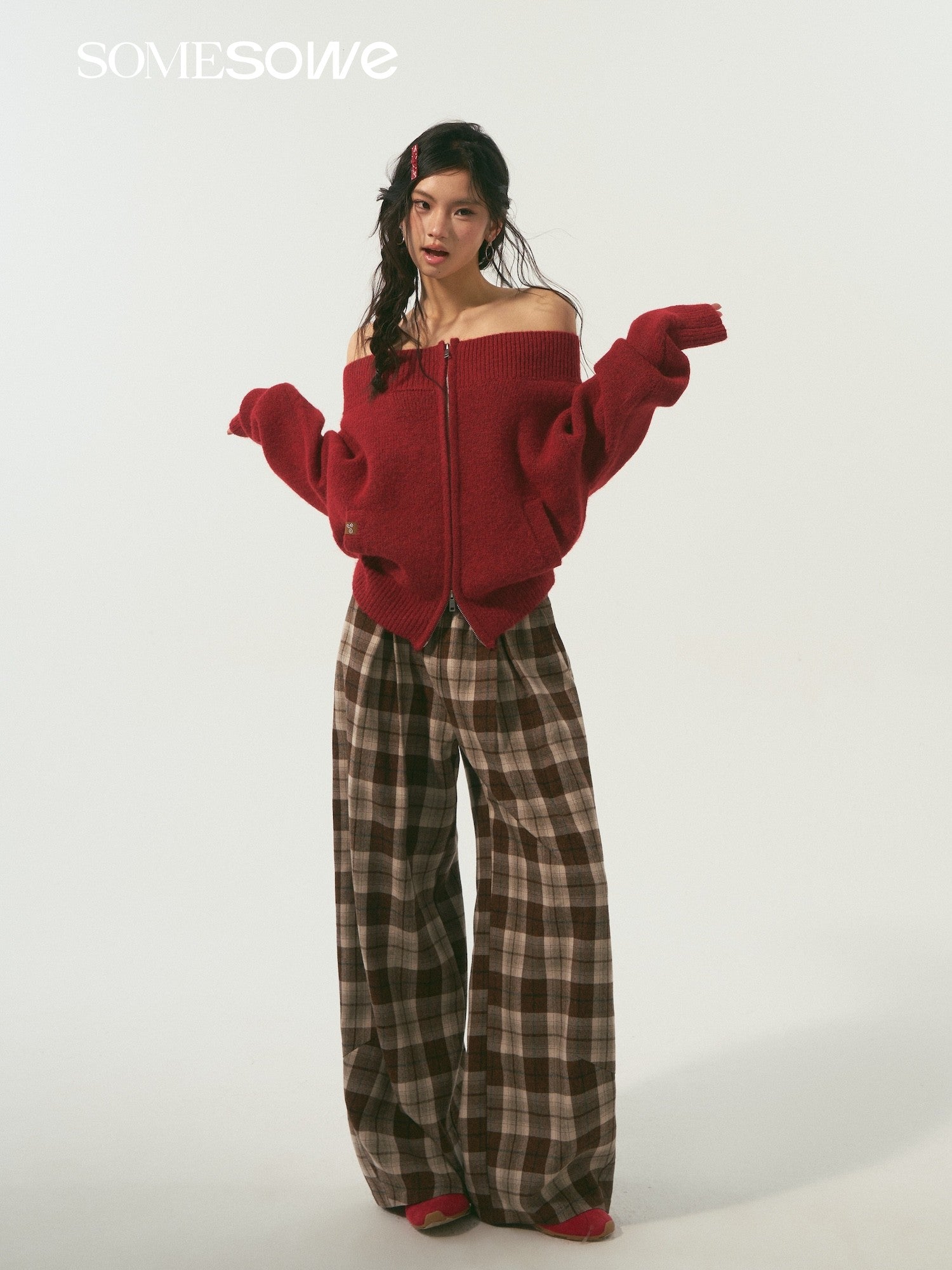 SOMESOWE S2509009 Off shoulder zipper cardigan