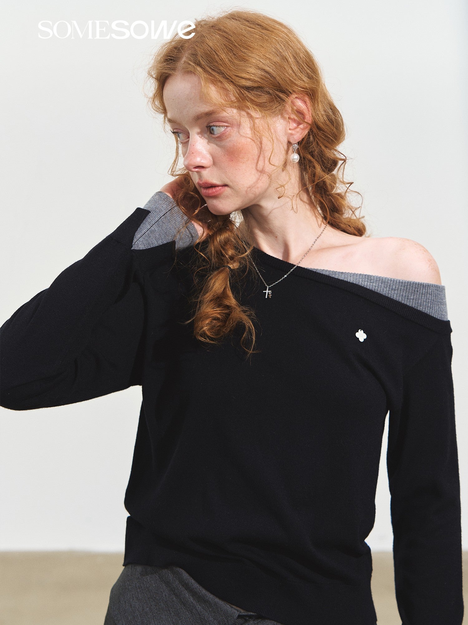 SOMESOWE S2508250 Color blocked off shoulder fake two piece sweater