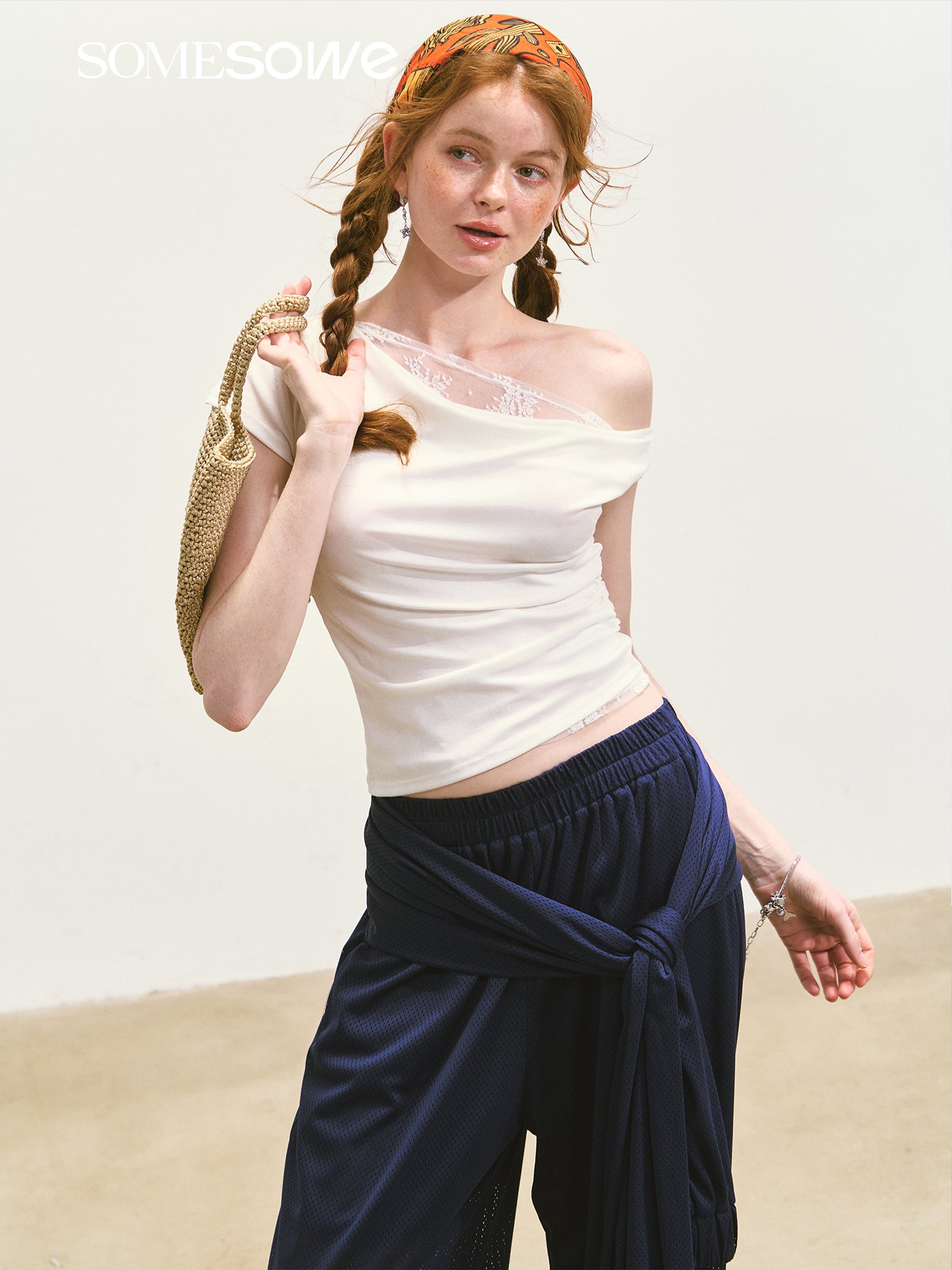 SOMESOWE S2508090 One shoulder swing collar top