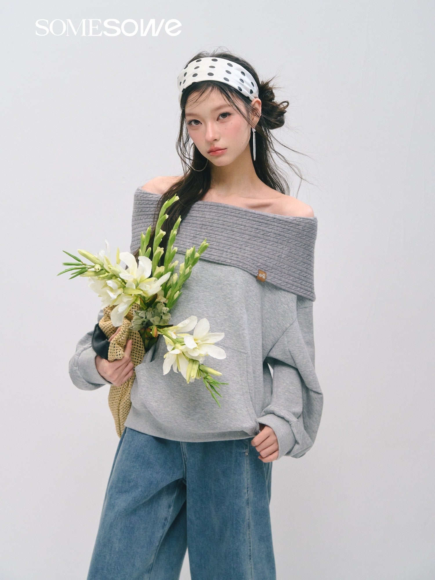 SOMESOWE S2509016 Off shoulder splicing loose fitting pullover hoodie