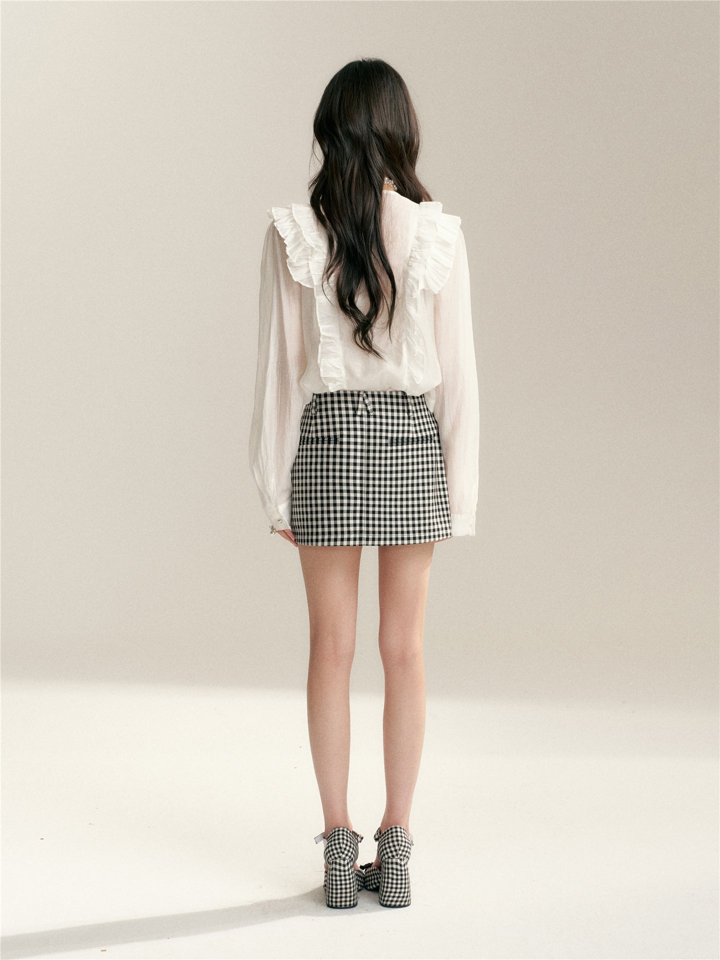 16DEWS 16D26023 Asymmetric V-neck long sleeved shirt with pleated edges