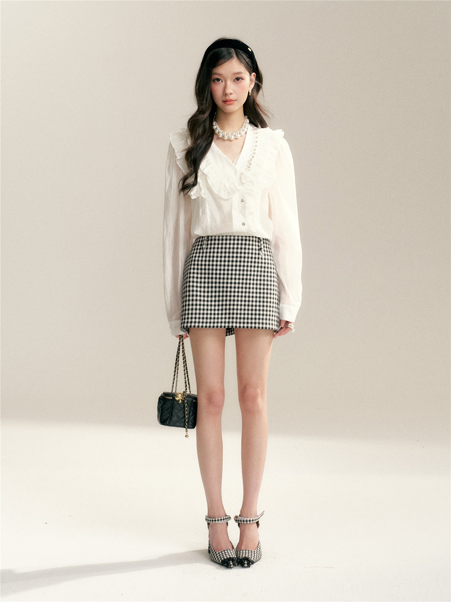 16DEWS 16D26023 Asymmetric V-neck long sleeved shirt with pleated edges