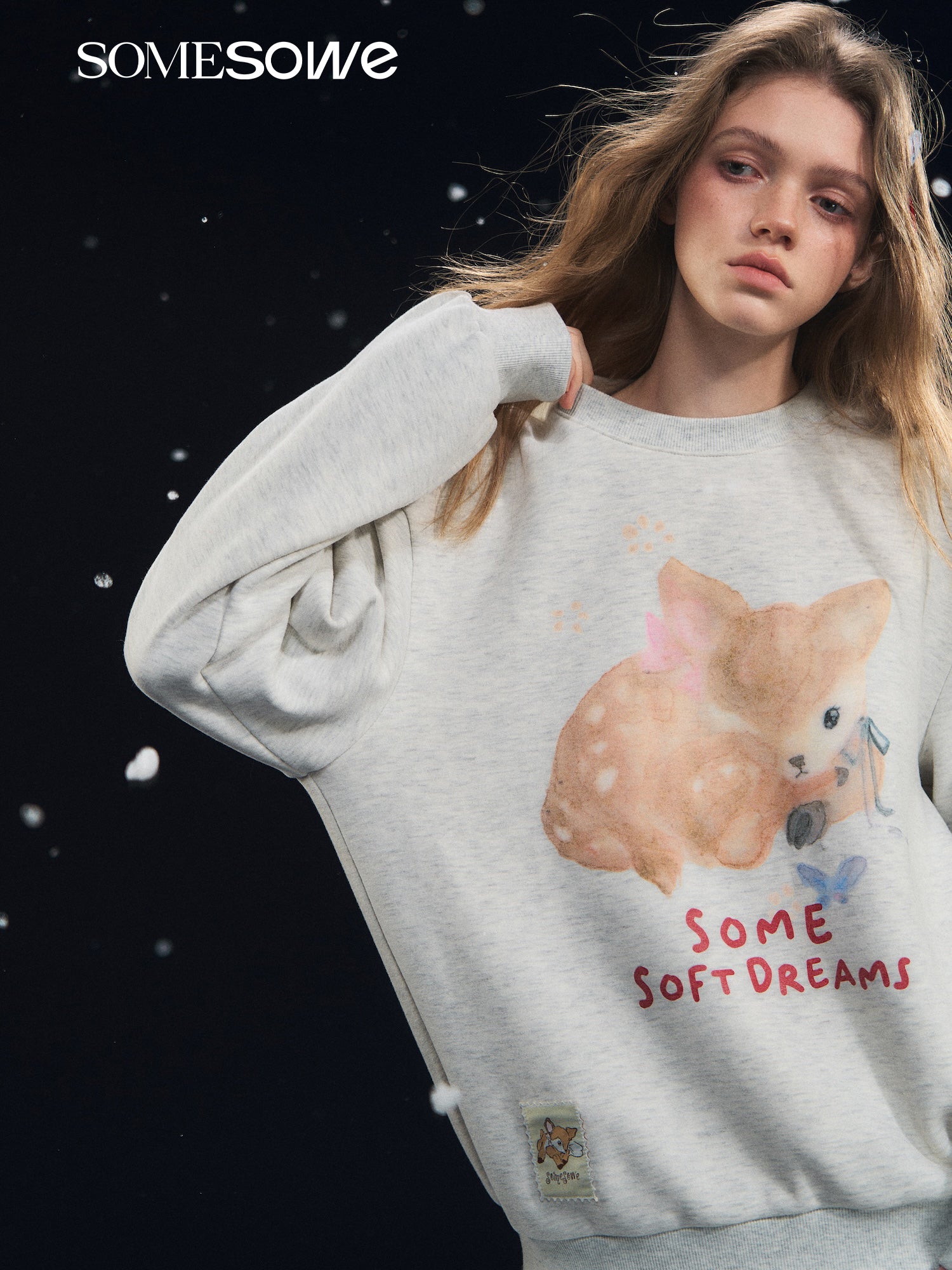 SOMESOWE S2508316 Little deer whispering round neck long sleeved hoodie