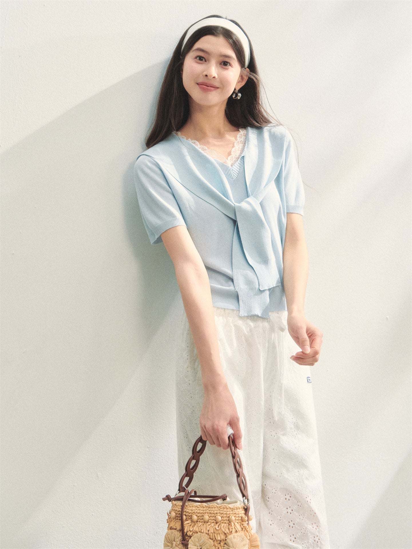 AsGony ASG25125 Splicing V-neck lace knit shawl top