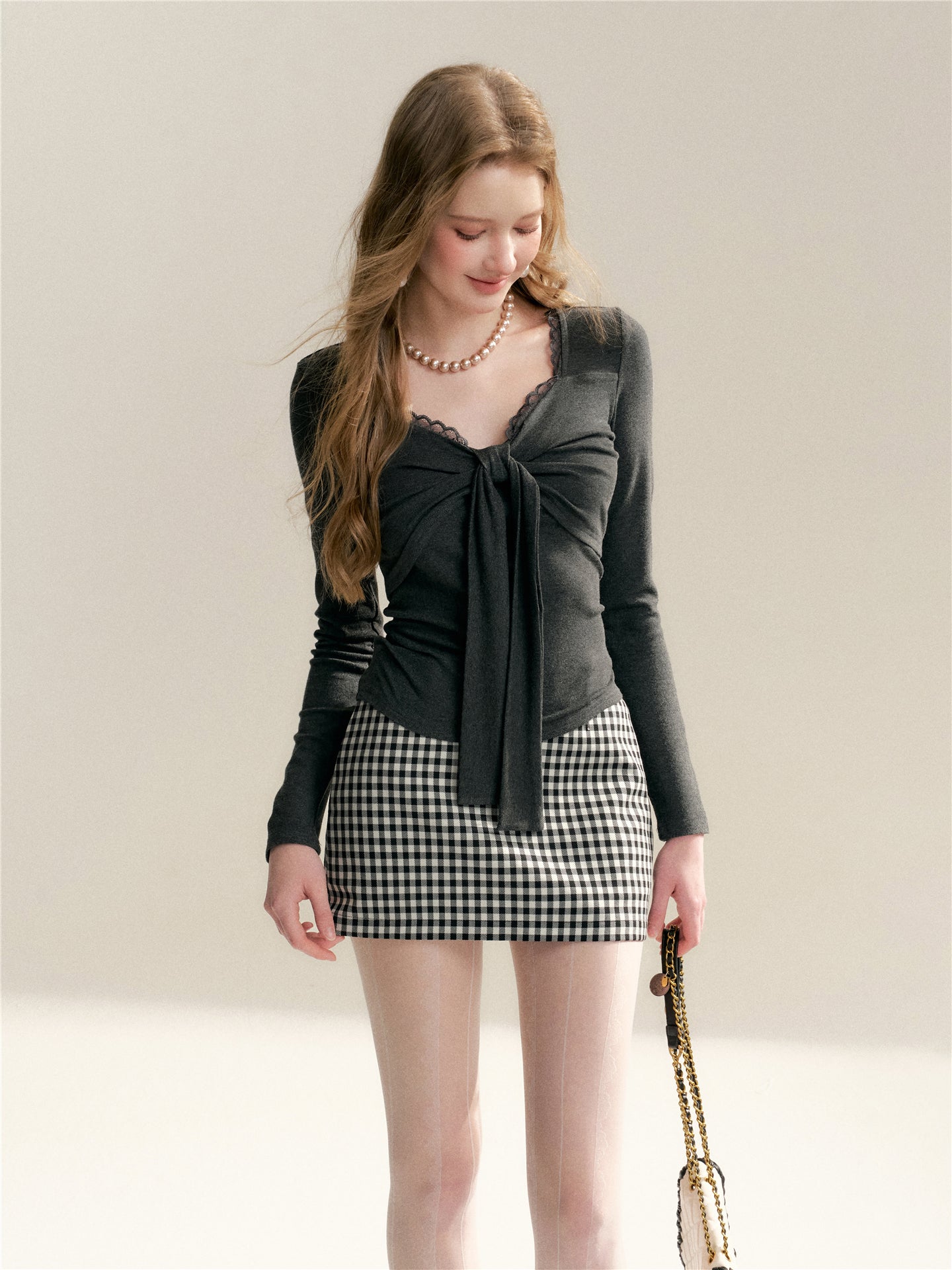 16DEWS 16D26040 V-neck bow-tied elastic slim-fit top