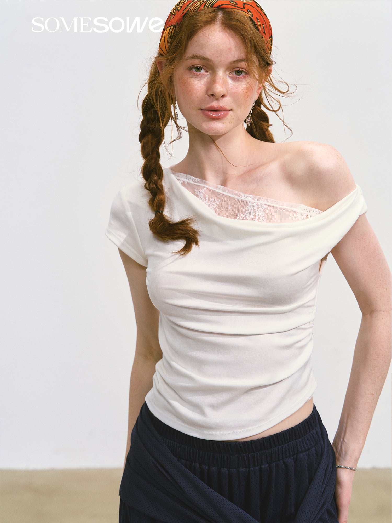 SOMESOWE S2508090 One shoulder swing collar top