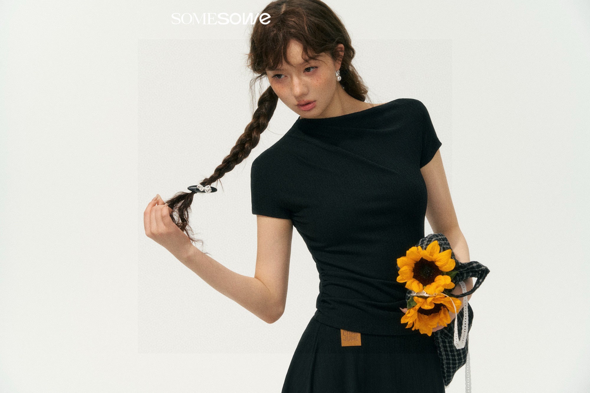 SOMESOWE S2508071 Asymmetrical Shoulder Ruched T-Shirt (2color)