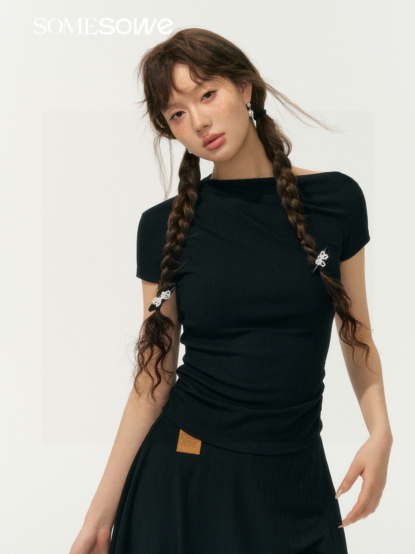 SOMESOWE S2508071 Asymmetrical Shoulder Ruched T-Shirt (2color)